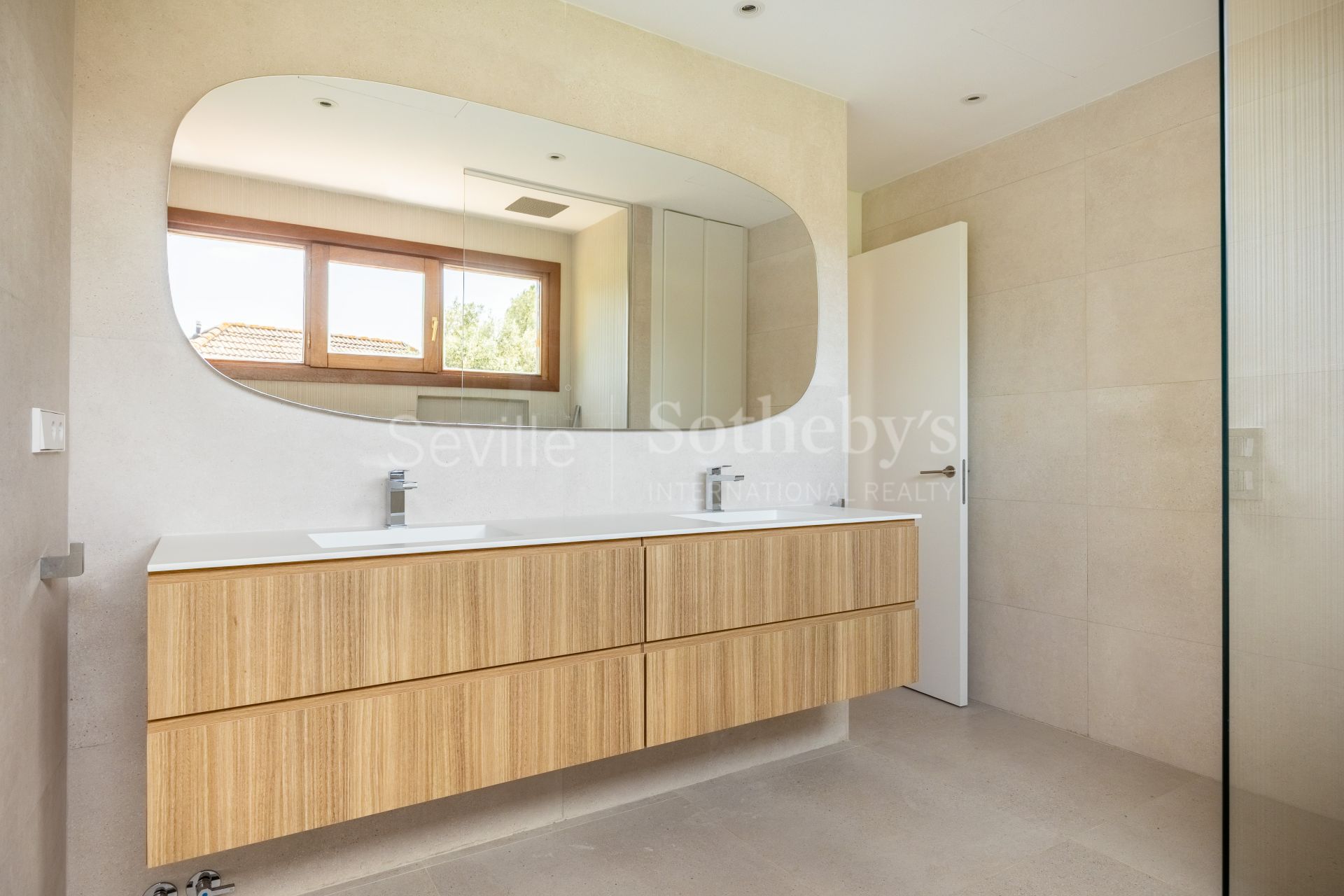 Villa independiente con piscina privada en la urbanización de Colina Blanca