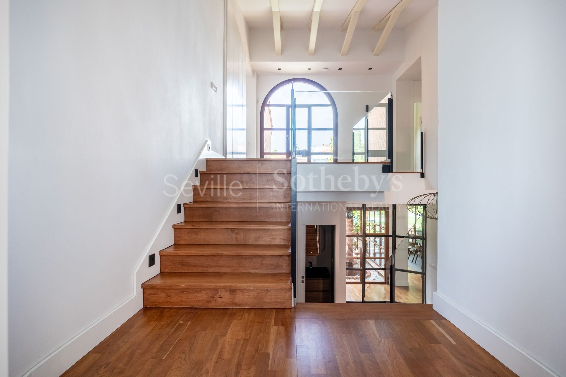 Villa independiente con piscina privada en la urbanización de Colina Blanca