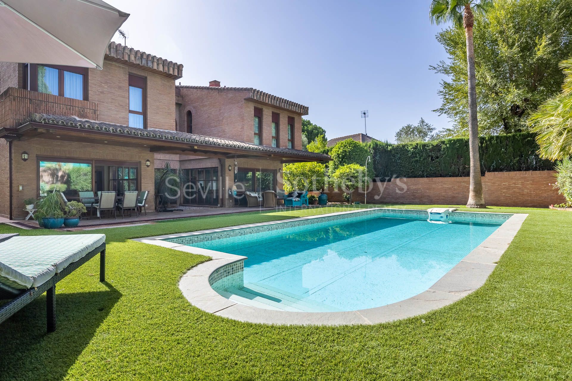 Villa independiente con piscina privada en la urbanización de Colina Blanca