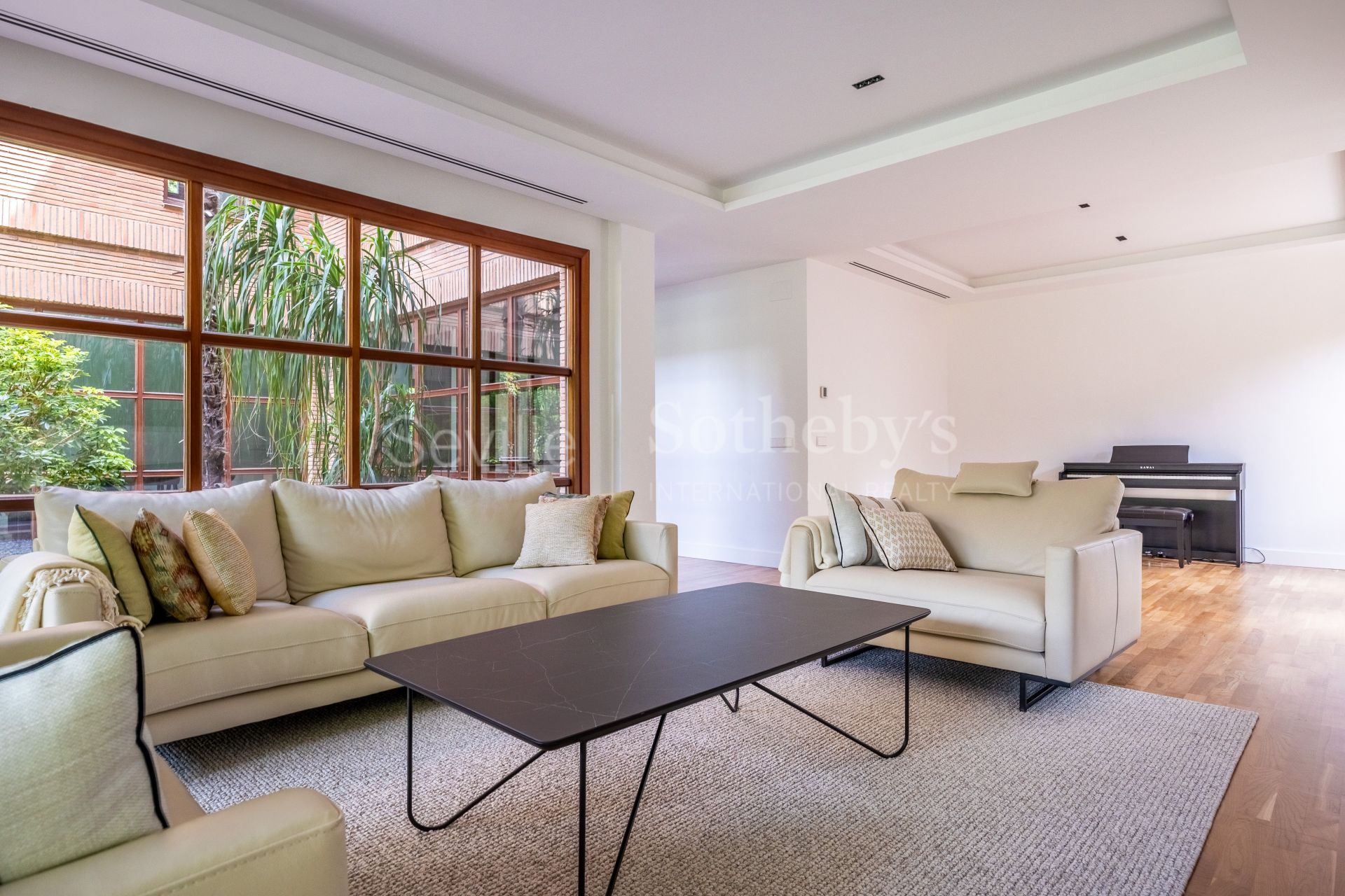Villa independiente con piscina privada en la urbanización de Colina Blanca