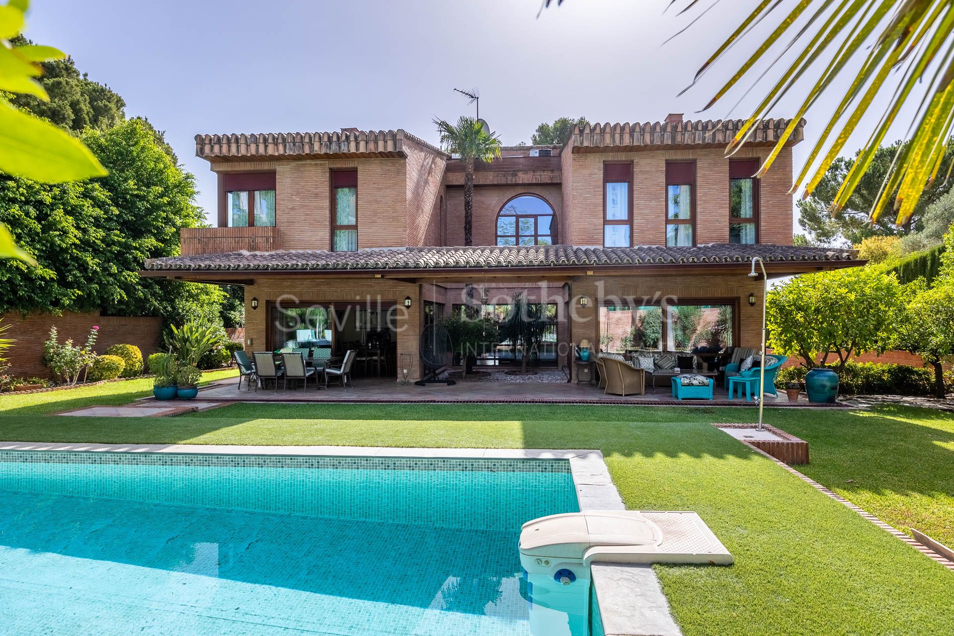 Villa independiente con piscina privada en la urbanización de Colina Blanca