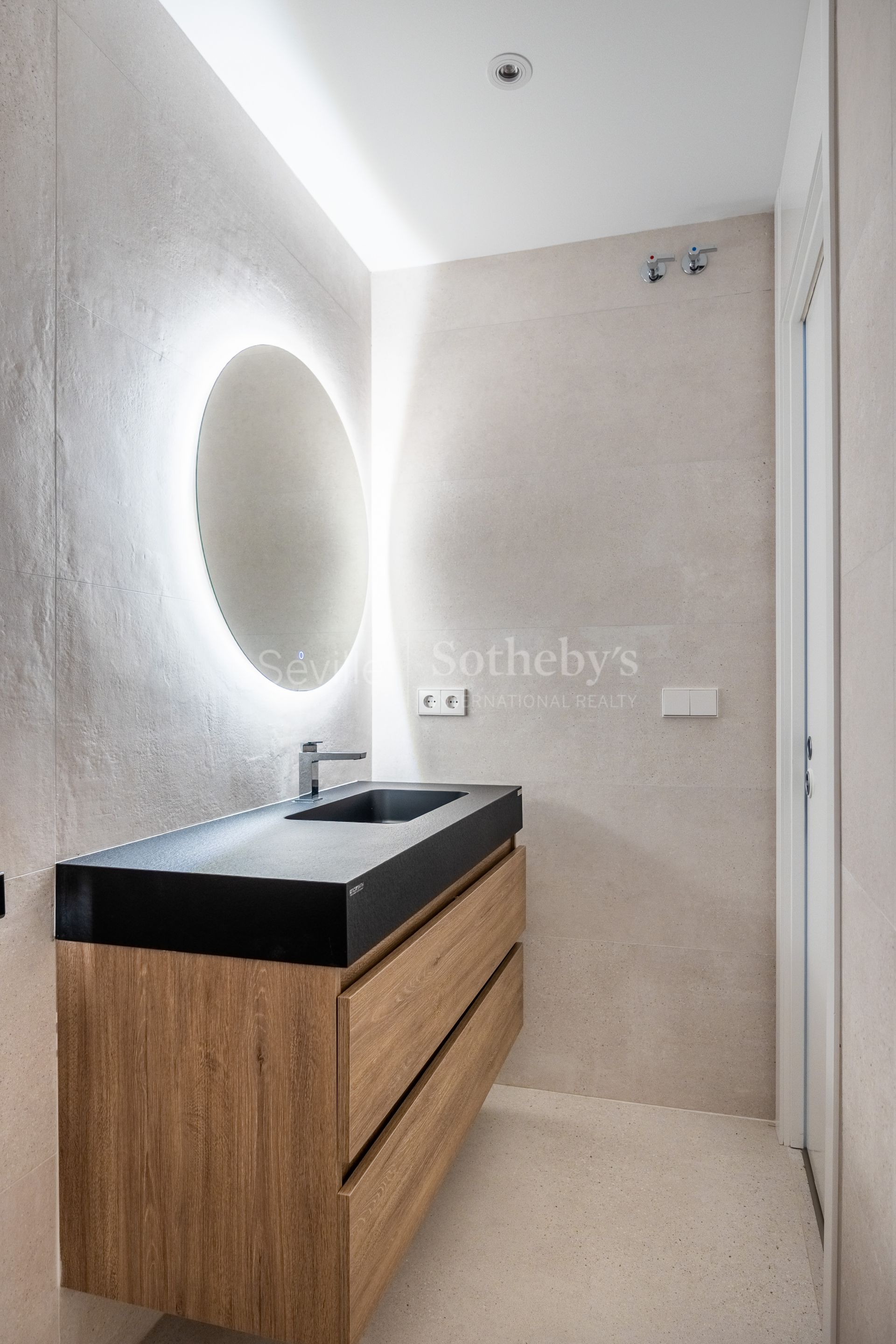 Villa independiente con piscina privada en la urbanización de Colina Blanca