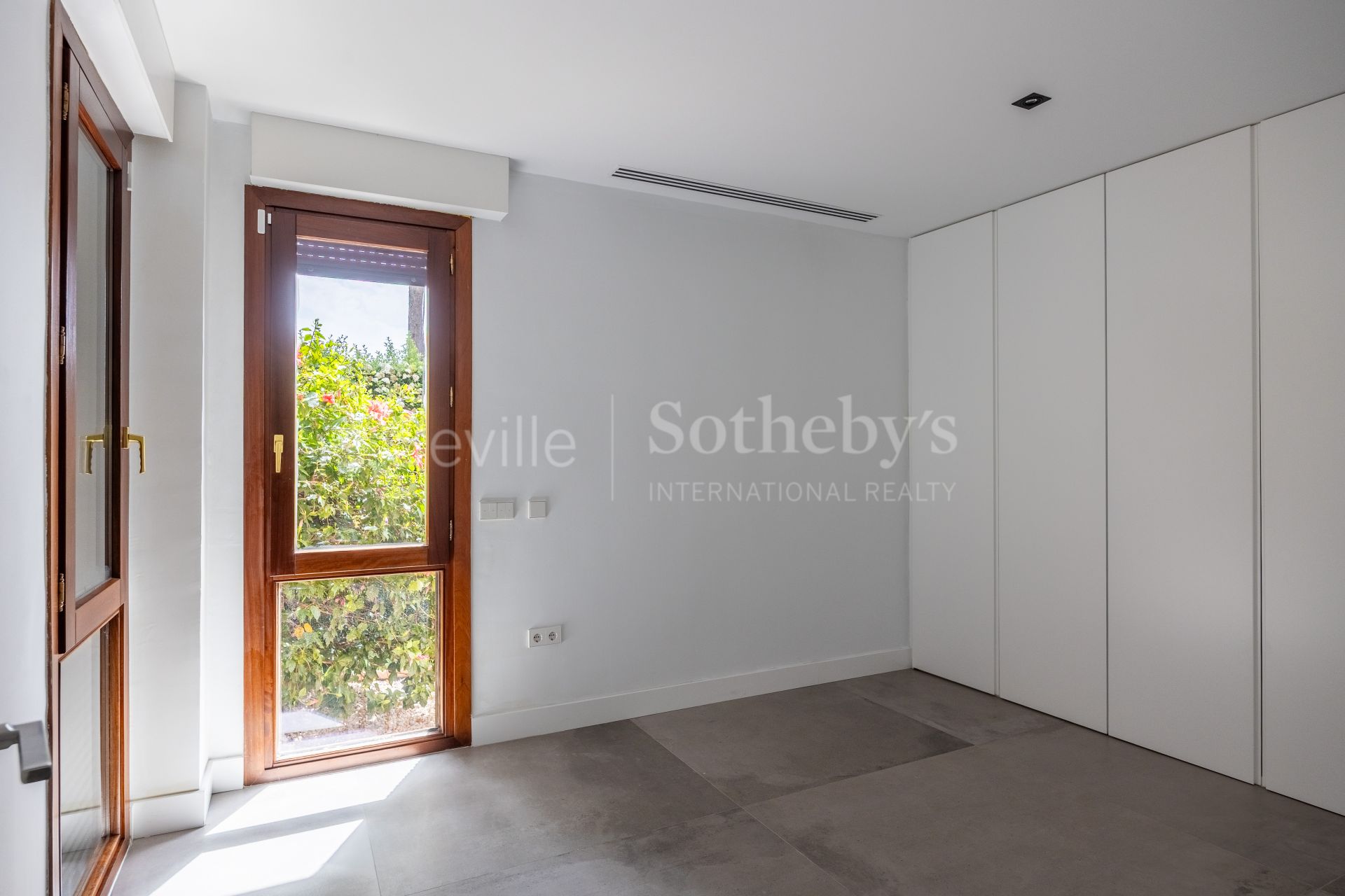 Villa independiente con piscina privada en la urbanización de Colina Blanca