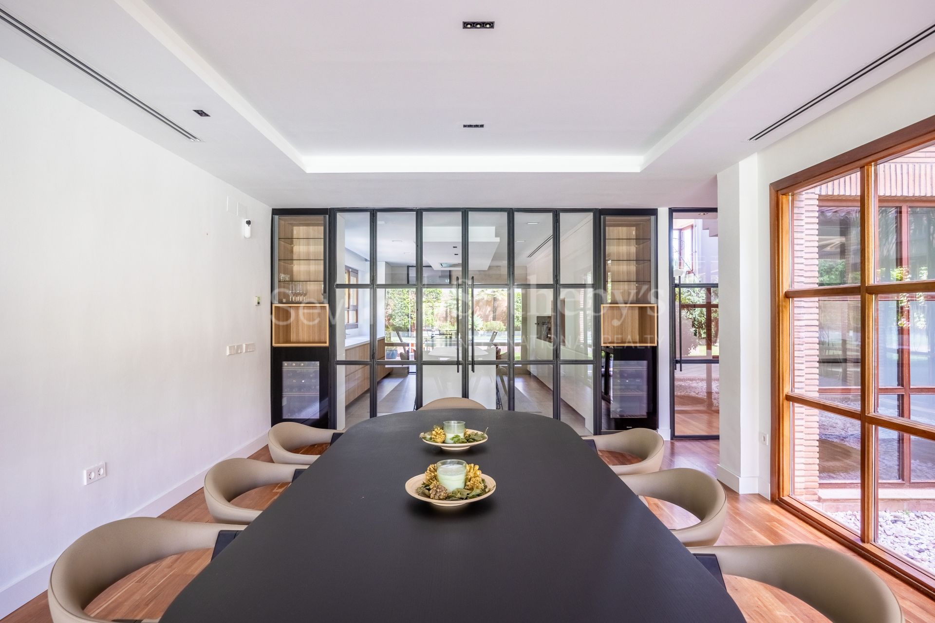 Villa independiente con piscina privada en la urbanización de Colina Blanca