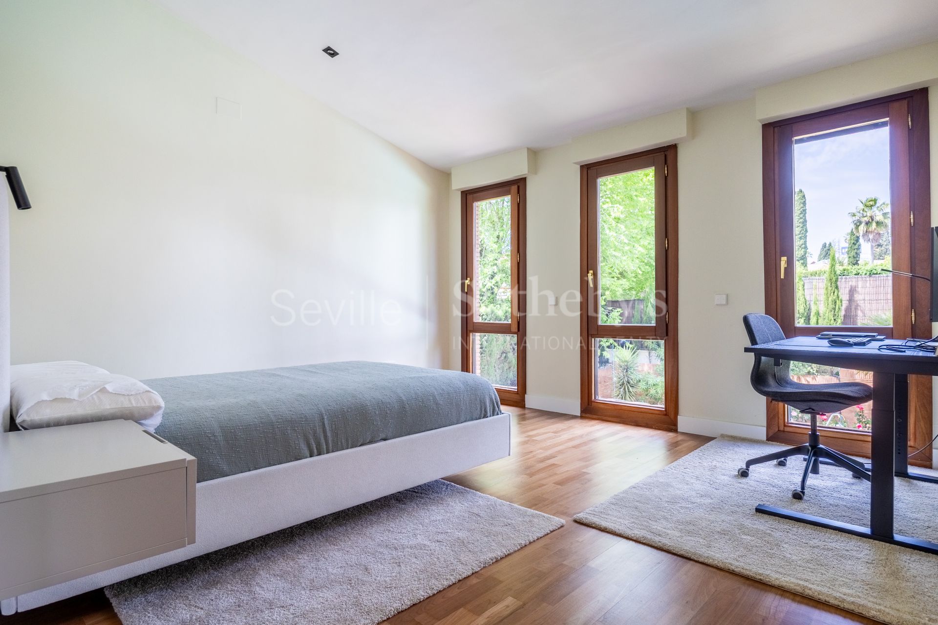 Villa independiente con piscina privada en la urbanización de Colina Blanca