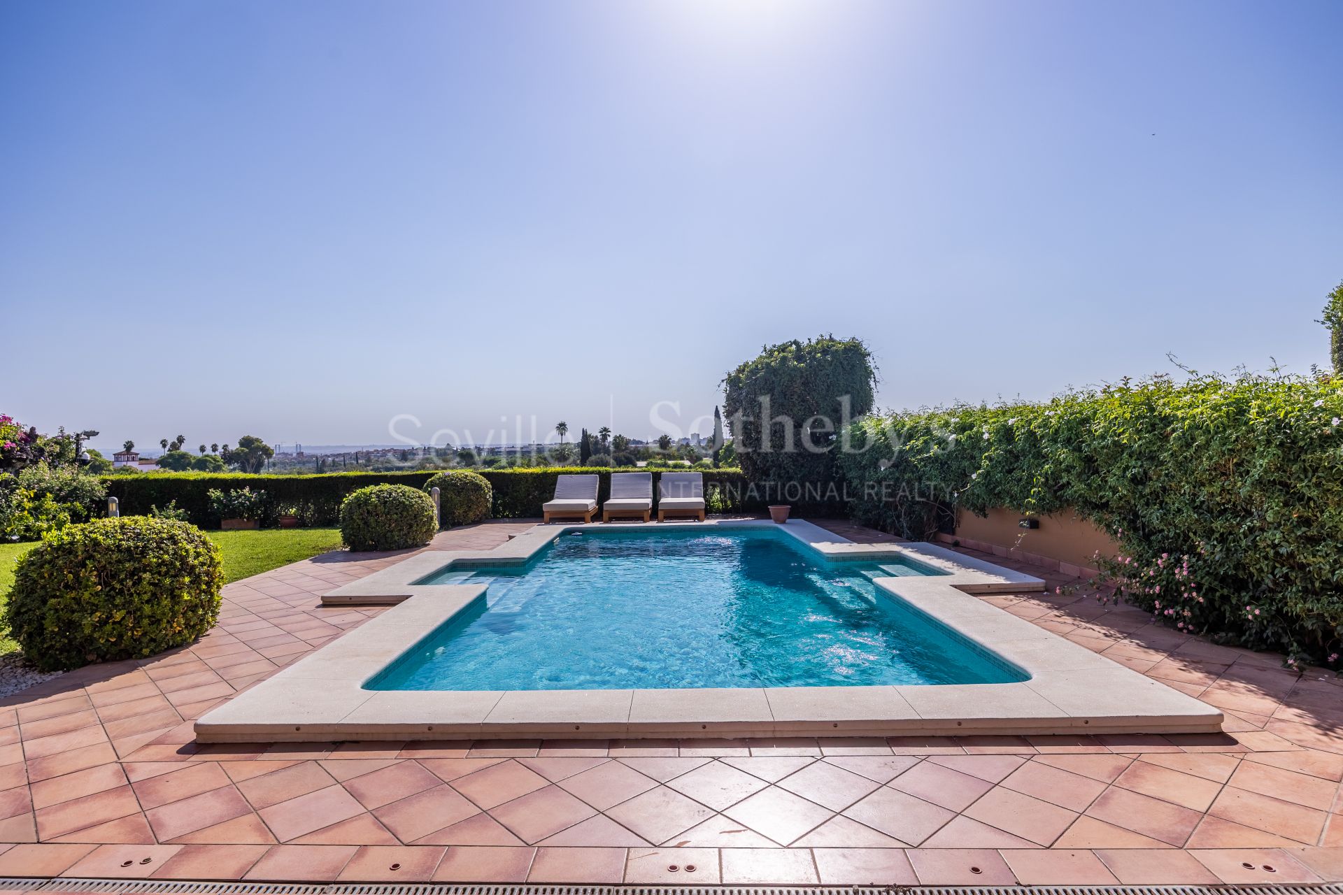 Chalet independiente con piscina en primera línea de golf