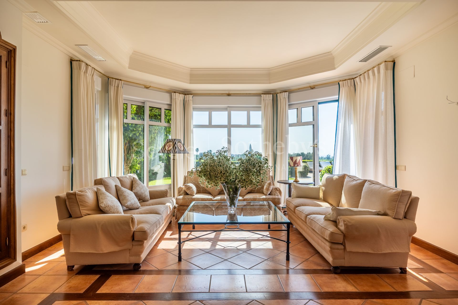 Chalet independiente con piscina en primera línea de golf