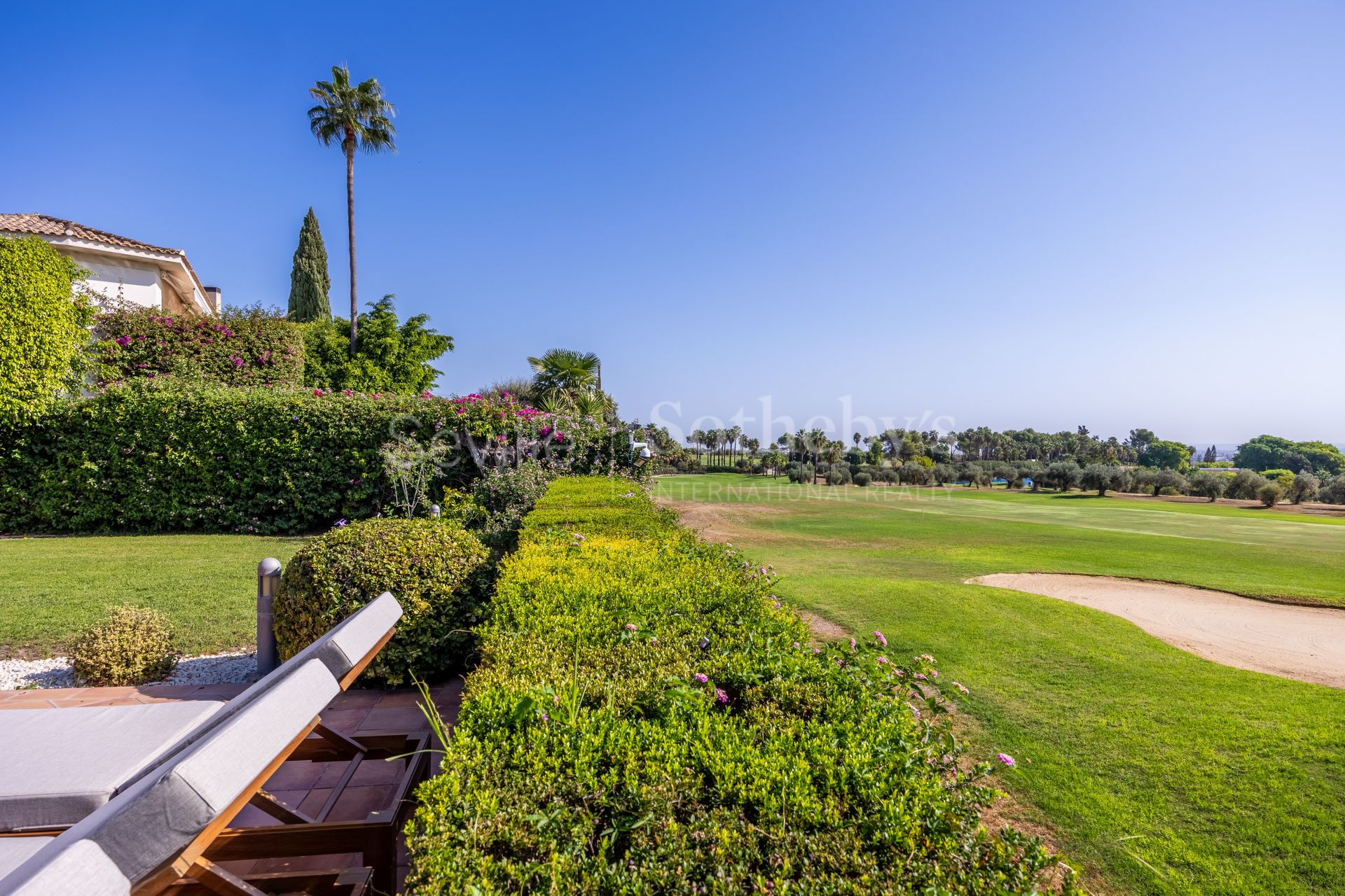 Chalet independiente con piscina en primera línea de golf