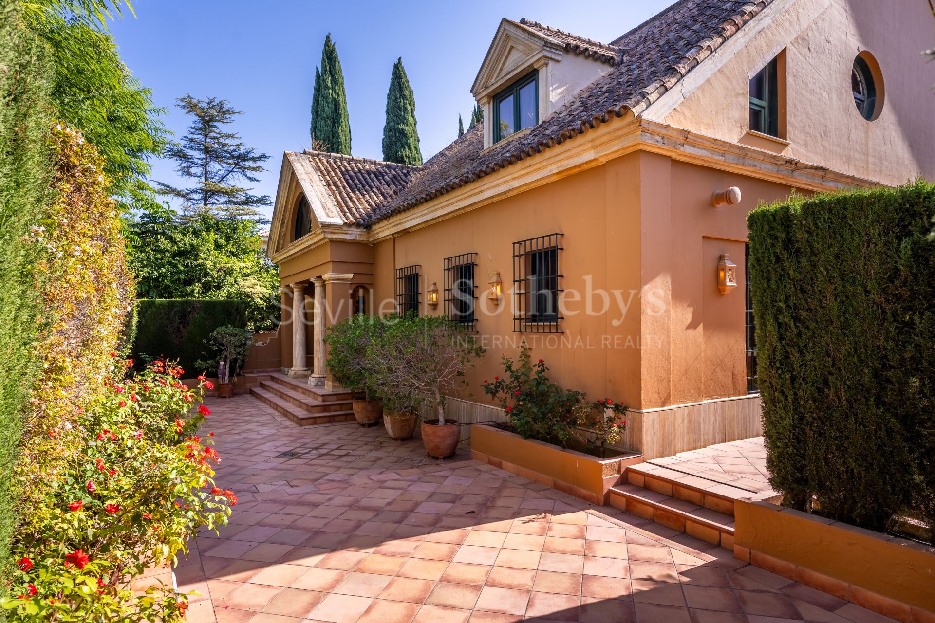 Chalet independiente con piscina en primera línea de golf