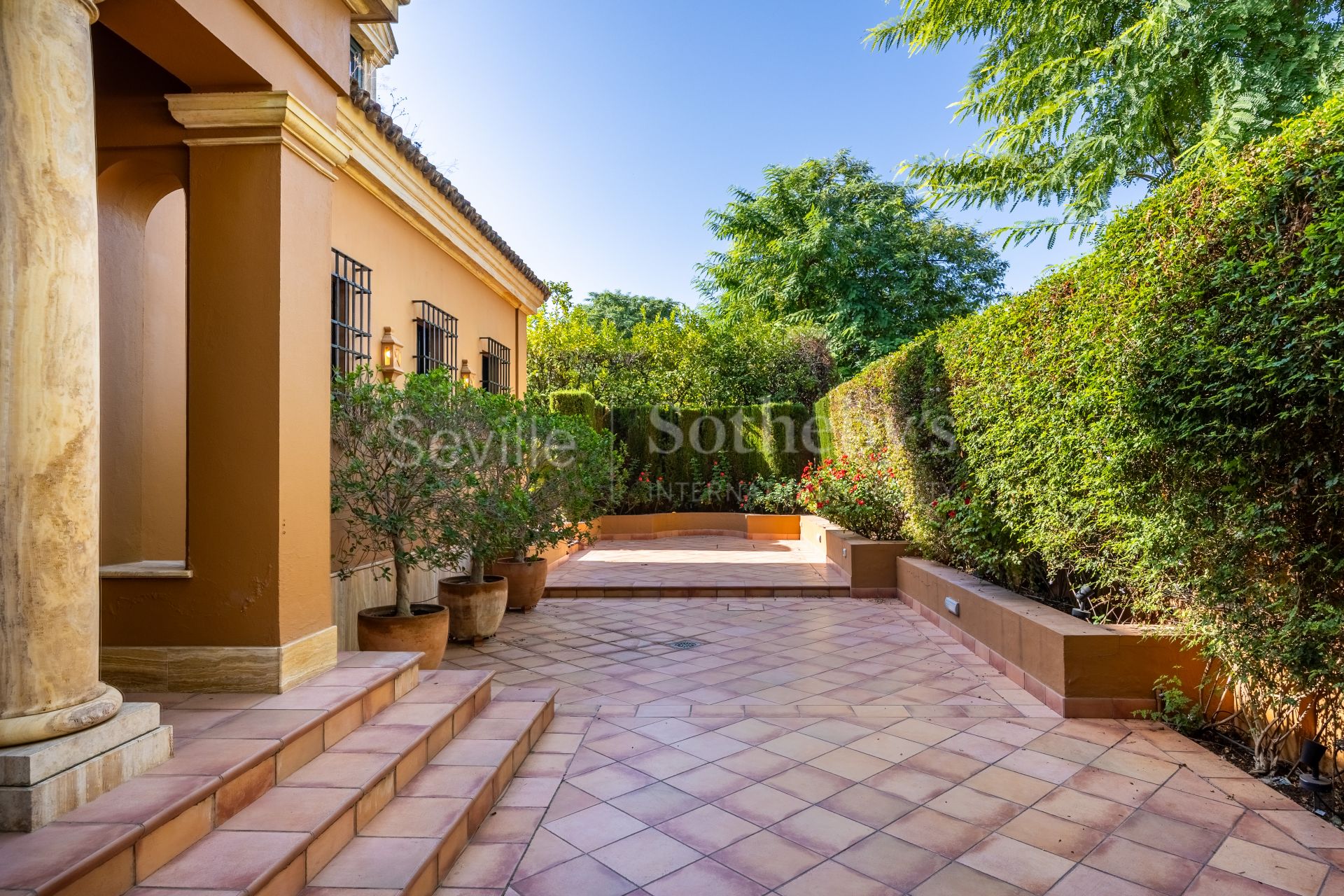 Chalet independiente con piscina en primera línea de golf