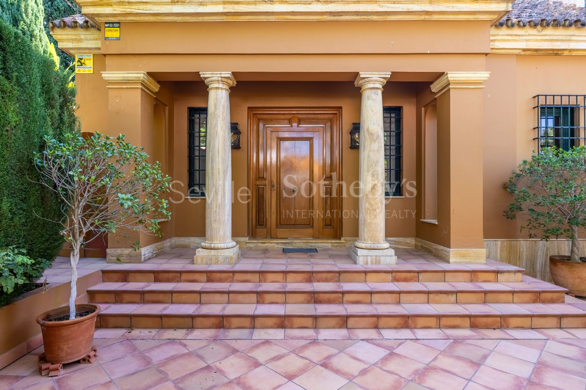 Chalet independiente con piscina en primera línea de golf