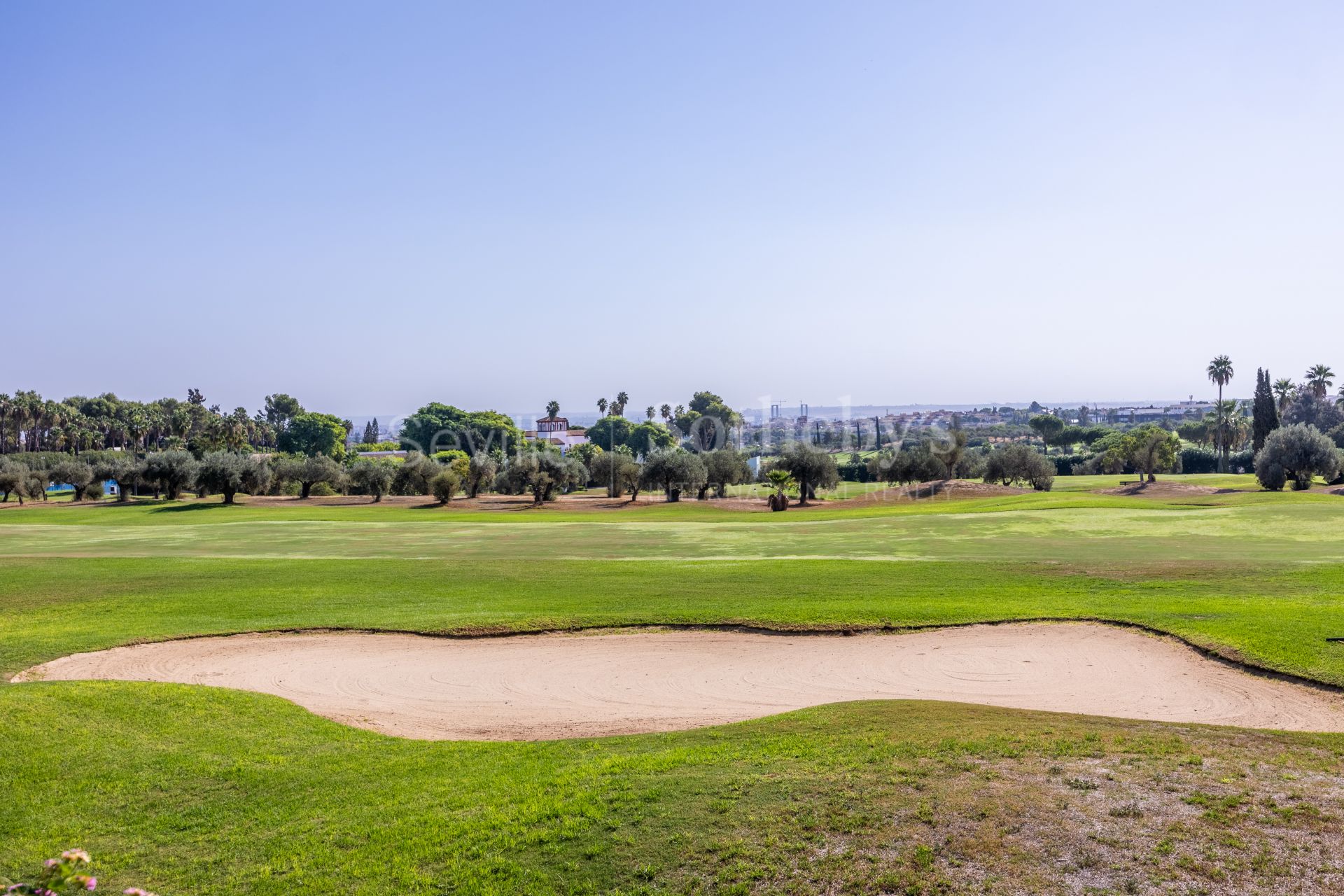 Chalet independiente con piscina en primera línea de golf