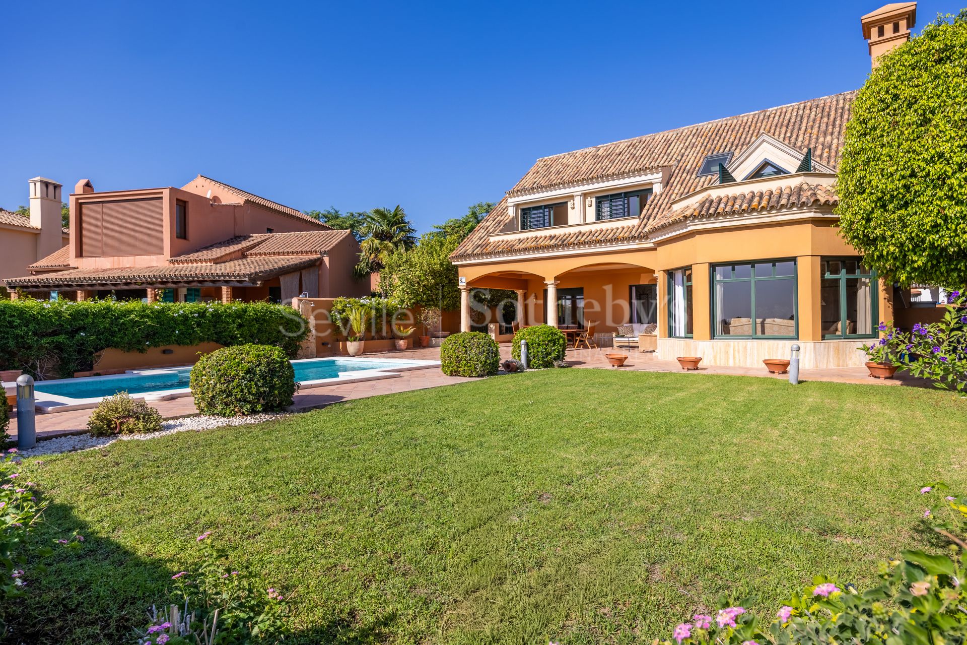 Chalet independiente con piscina en primera línea de golf