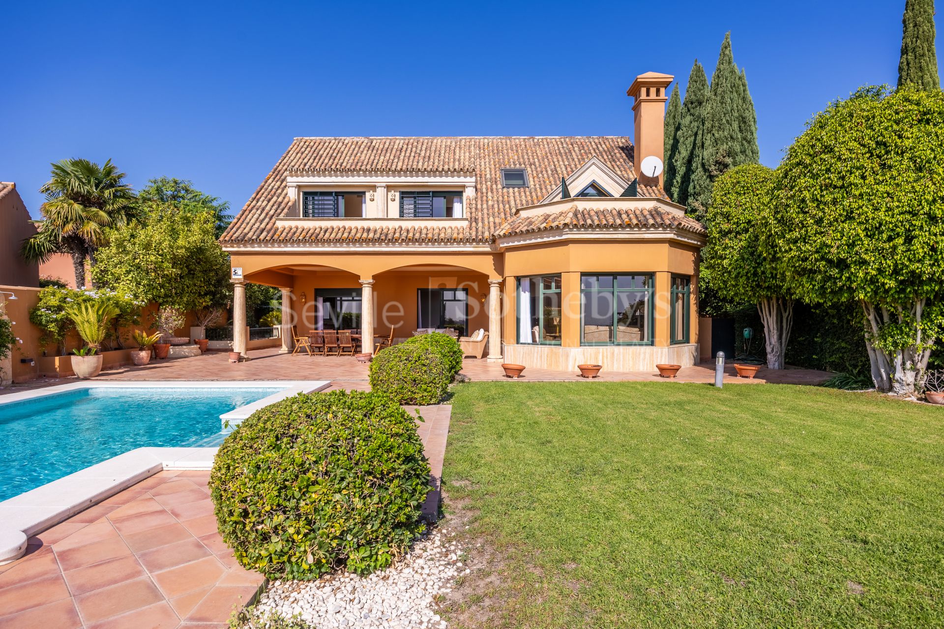 Chalet independiente con piscina en primera línea de golf