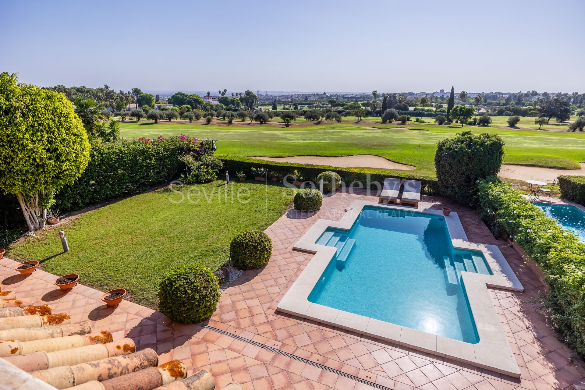 Chalet independiente con piscina en primera línea de golf