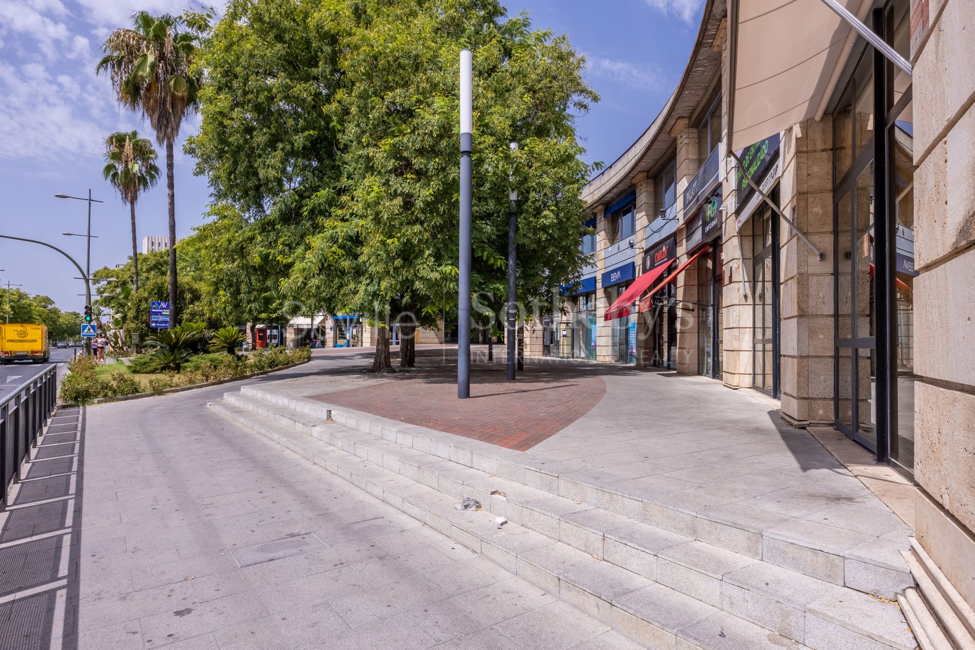 Local comercial de esquina con terraza privada en Ciudad Expo