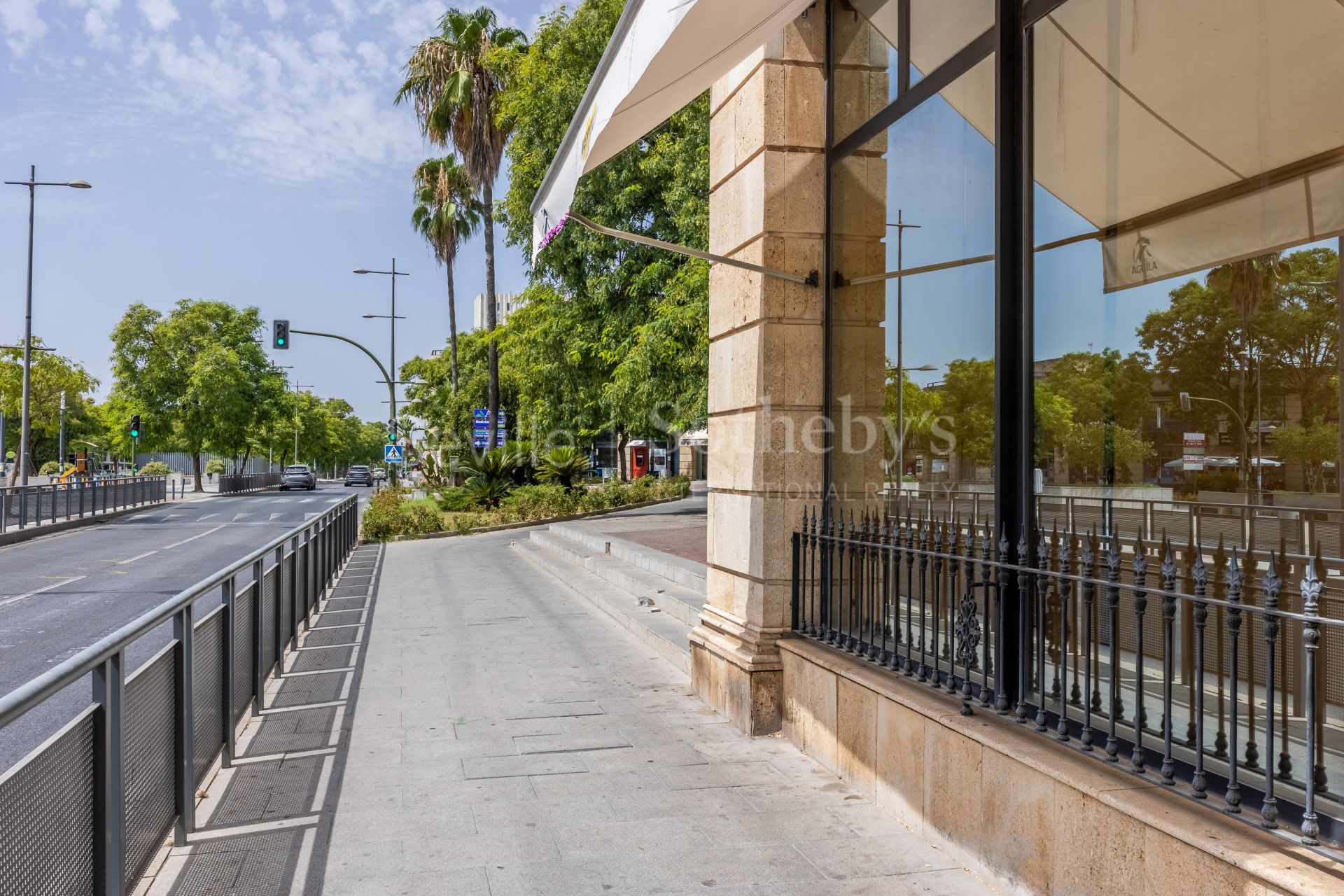 Local comercial de esquina con terraza privada en Ciudad Expo