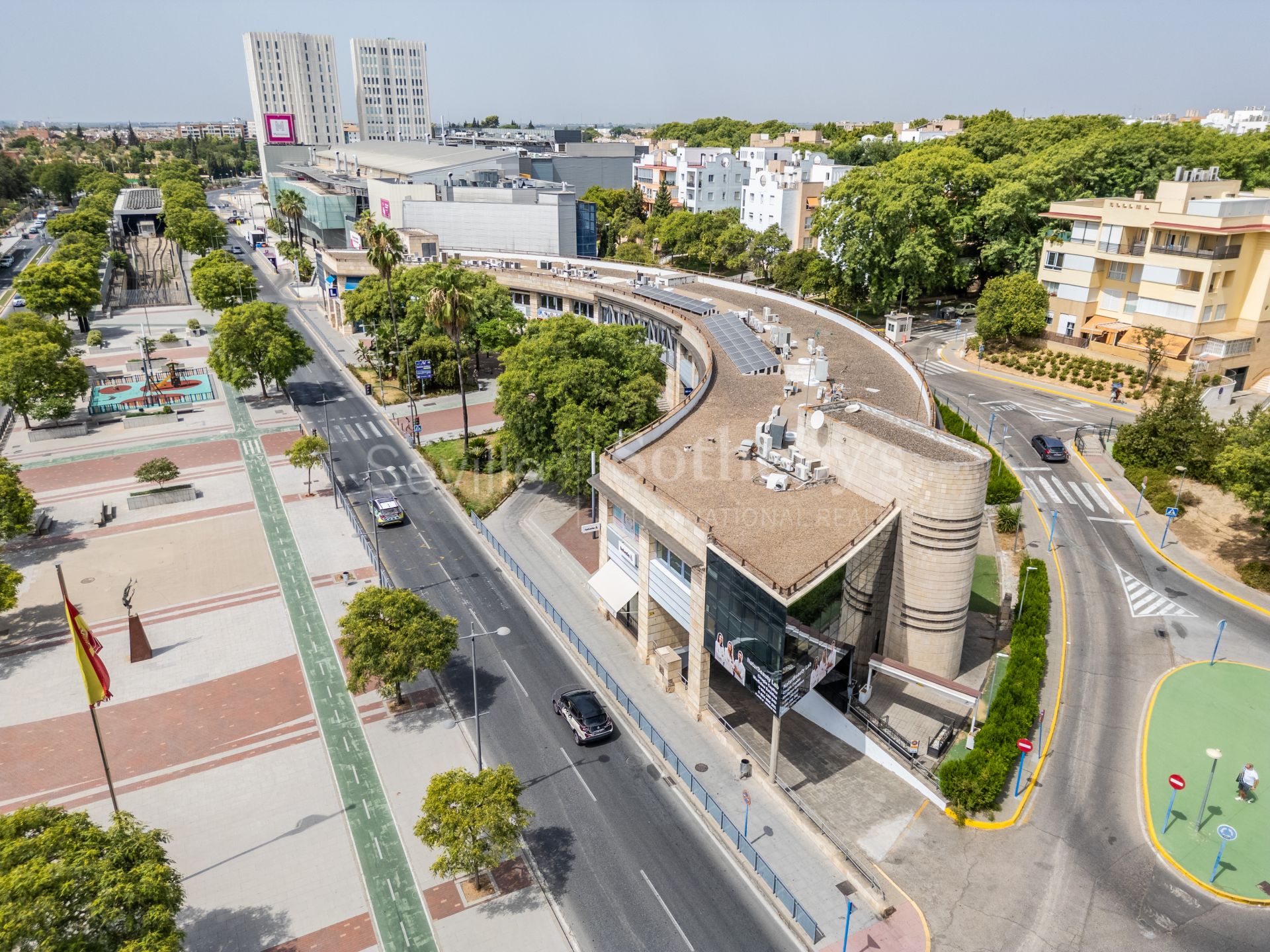 Local comercial de esquina con terraza privada en Ciudad Expo