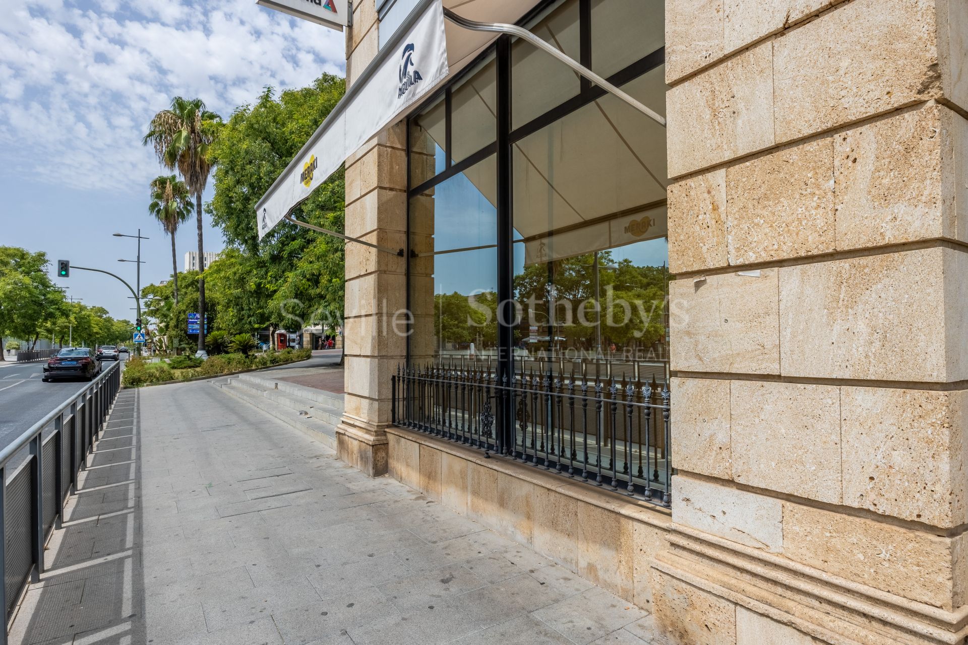 Local comercial de esquina con terraza privada en Ciudad Expo