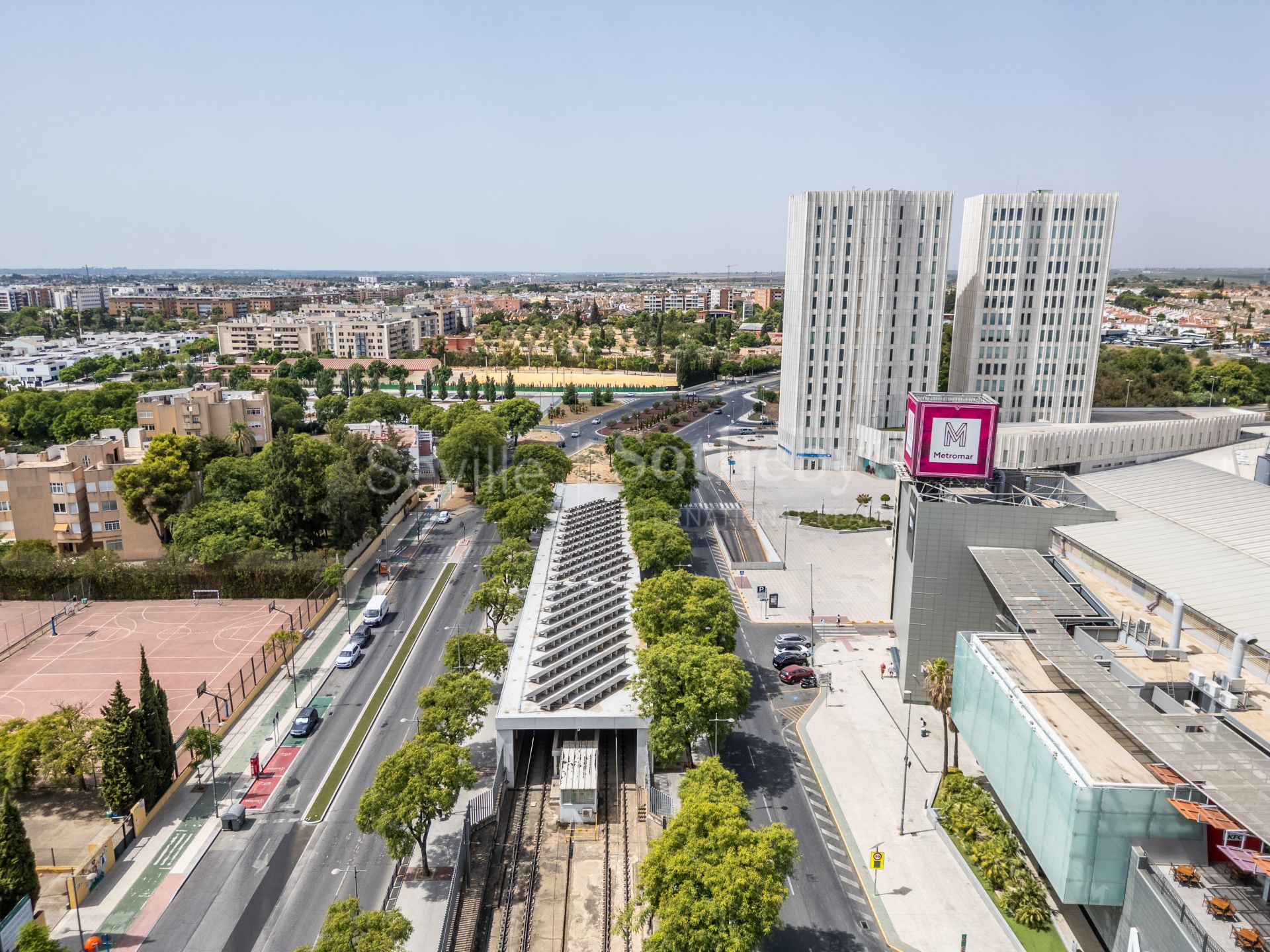 Local comercial de esquina con terraza privada en Ciudad Expo