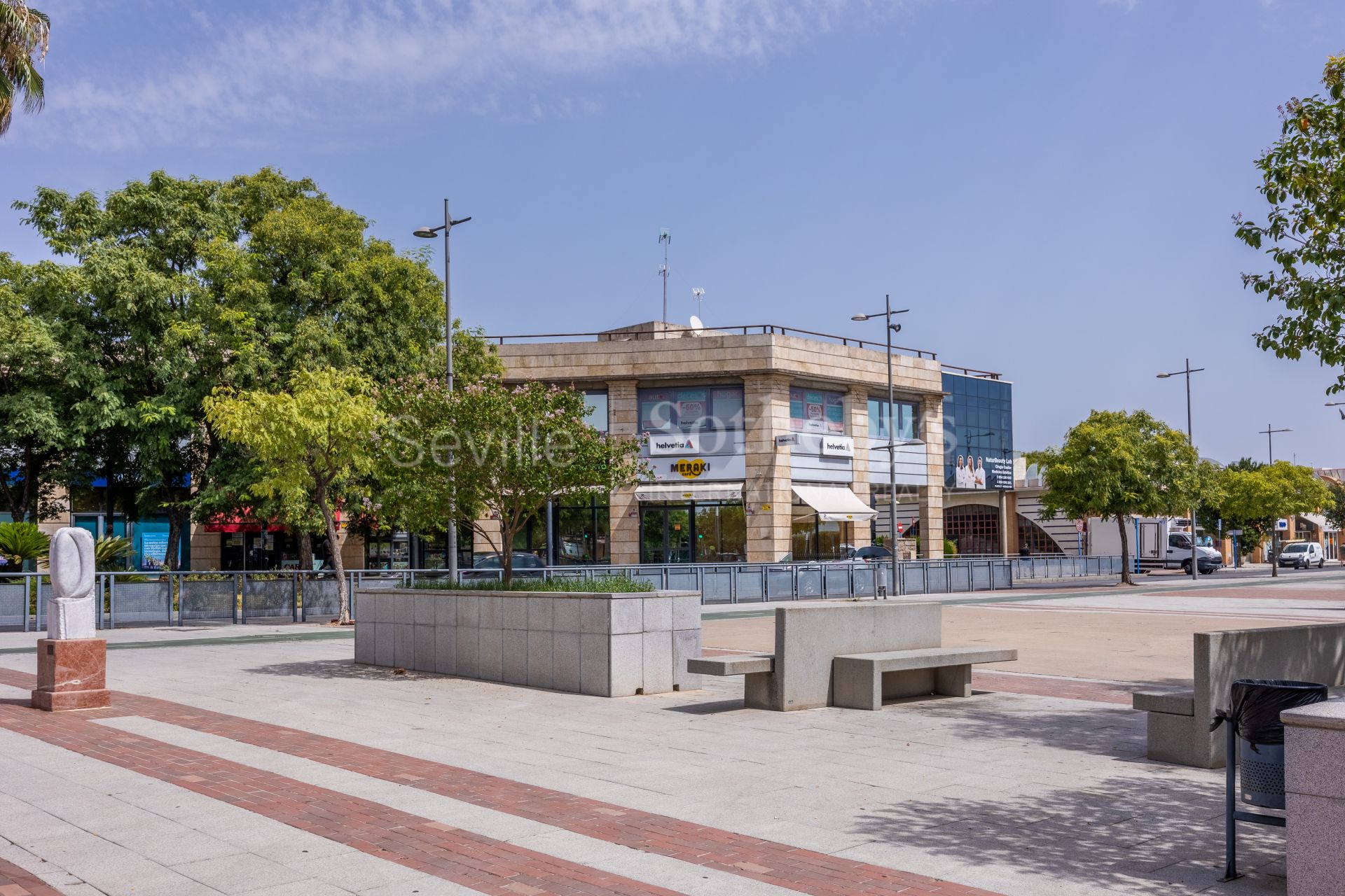 Local comercial de esquina con terraza privada en Ciudad Expo
