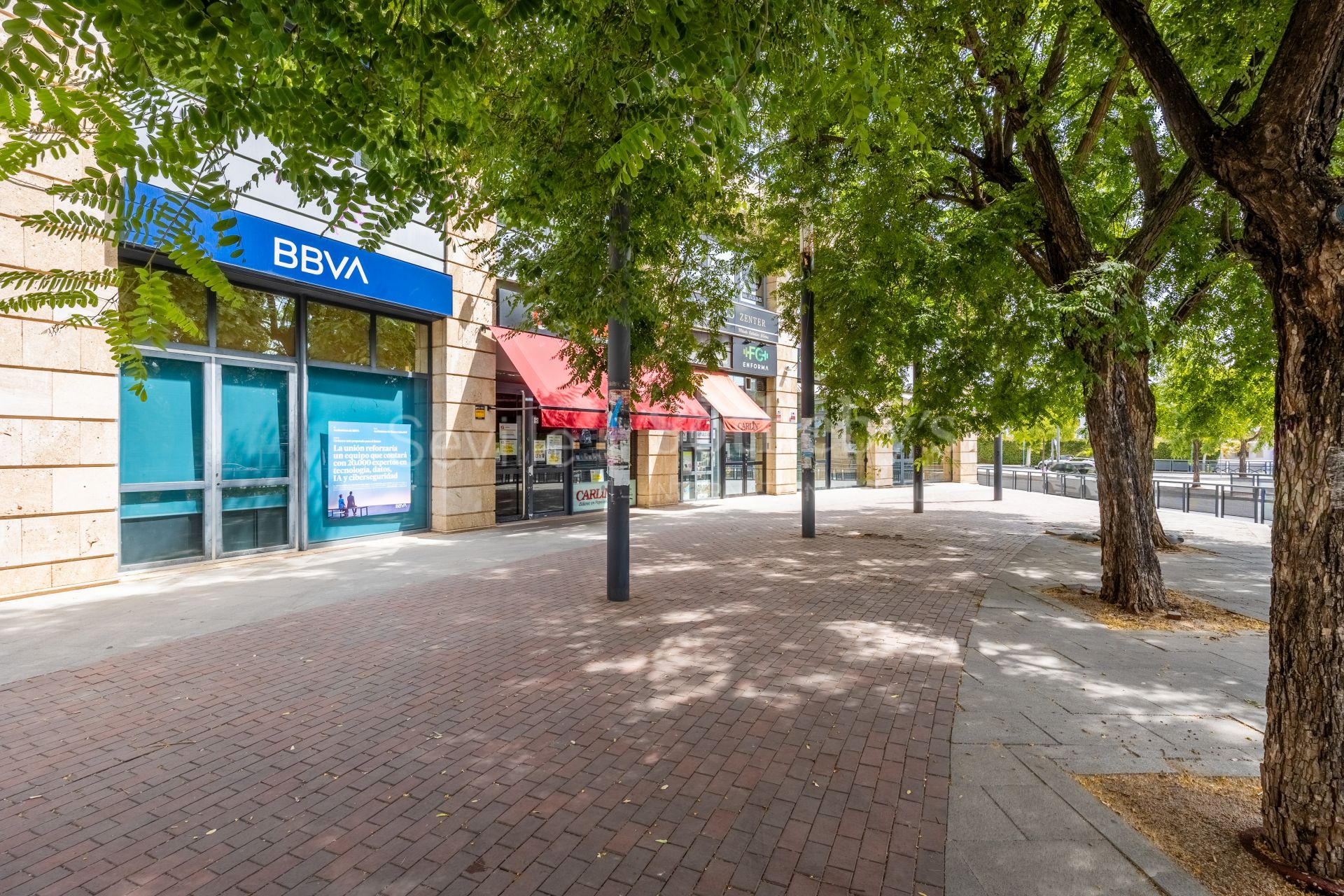 Local comercial de esquina con terraza privada en Ciudad Expo