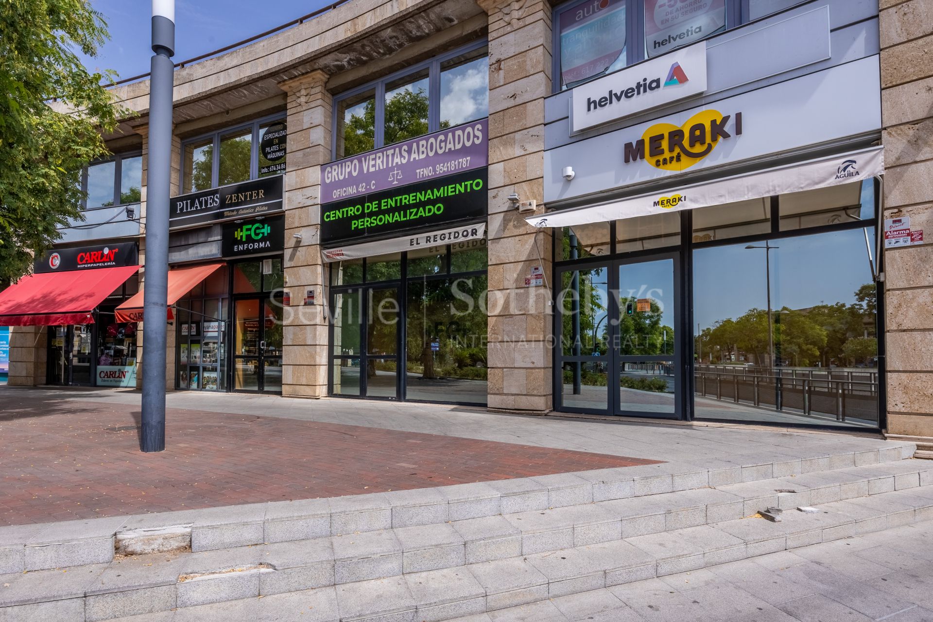 Local comercial de esquina con terraza privada en Ciudad Expo