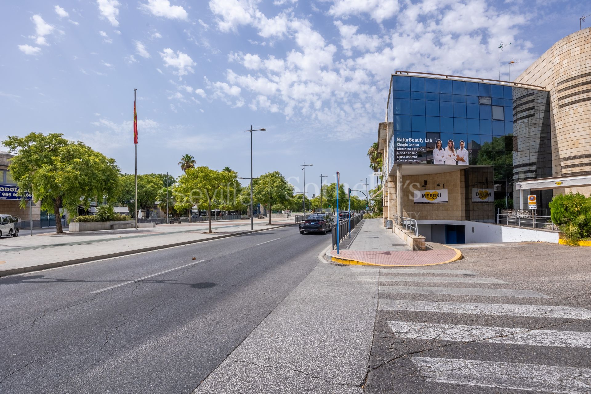 Local comercial de esquina con terraza privada en Ciudad Expo
