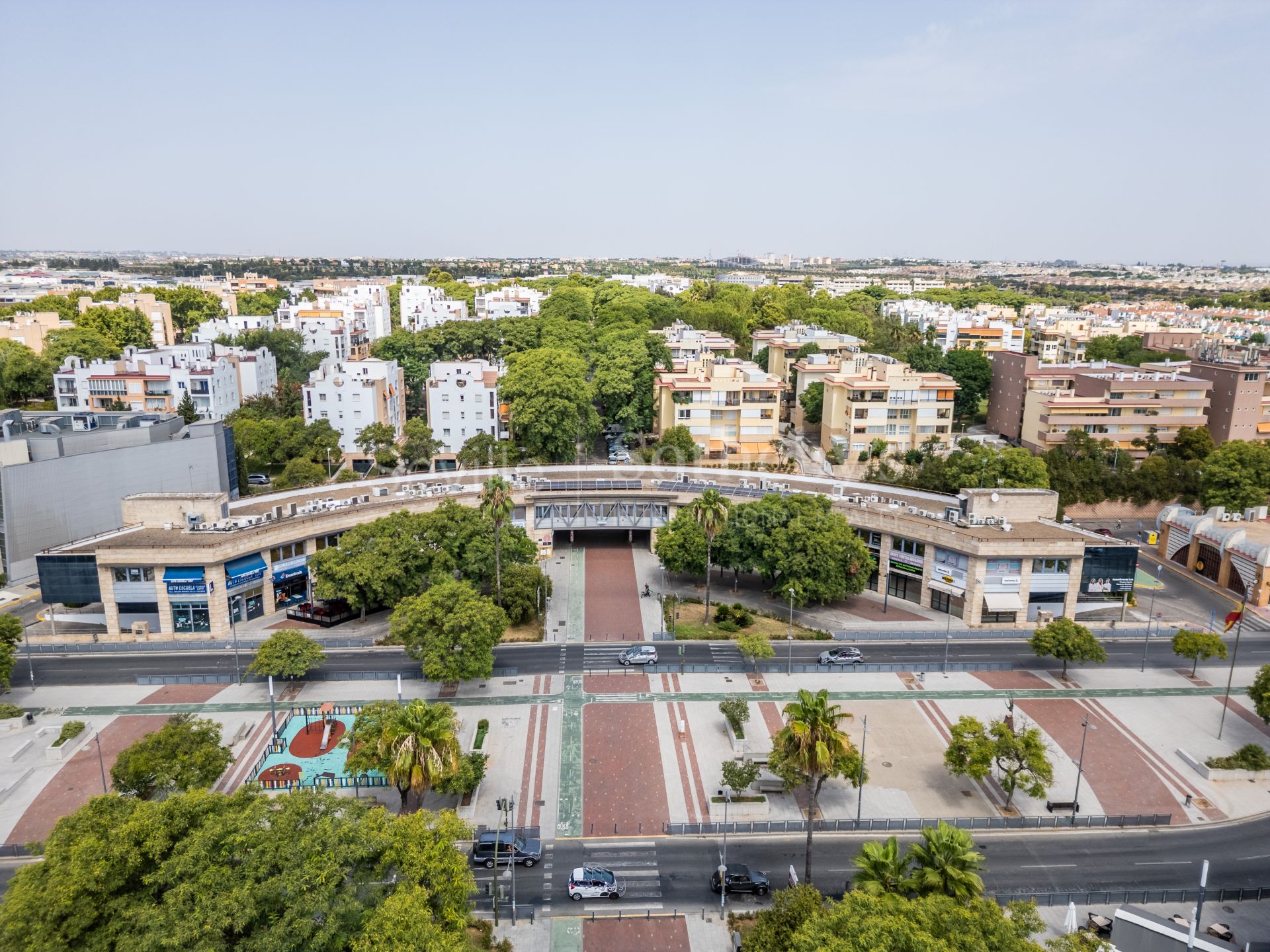 Local comercial de esquina con terraza privada en Ciudad Expo