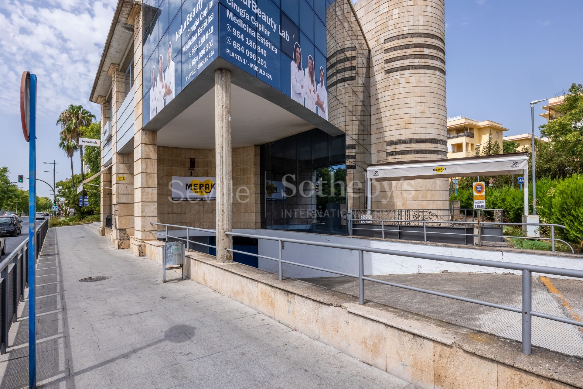 Local comercial de esquina con terraza privada en Ciudad Expo