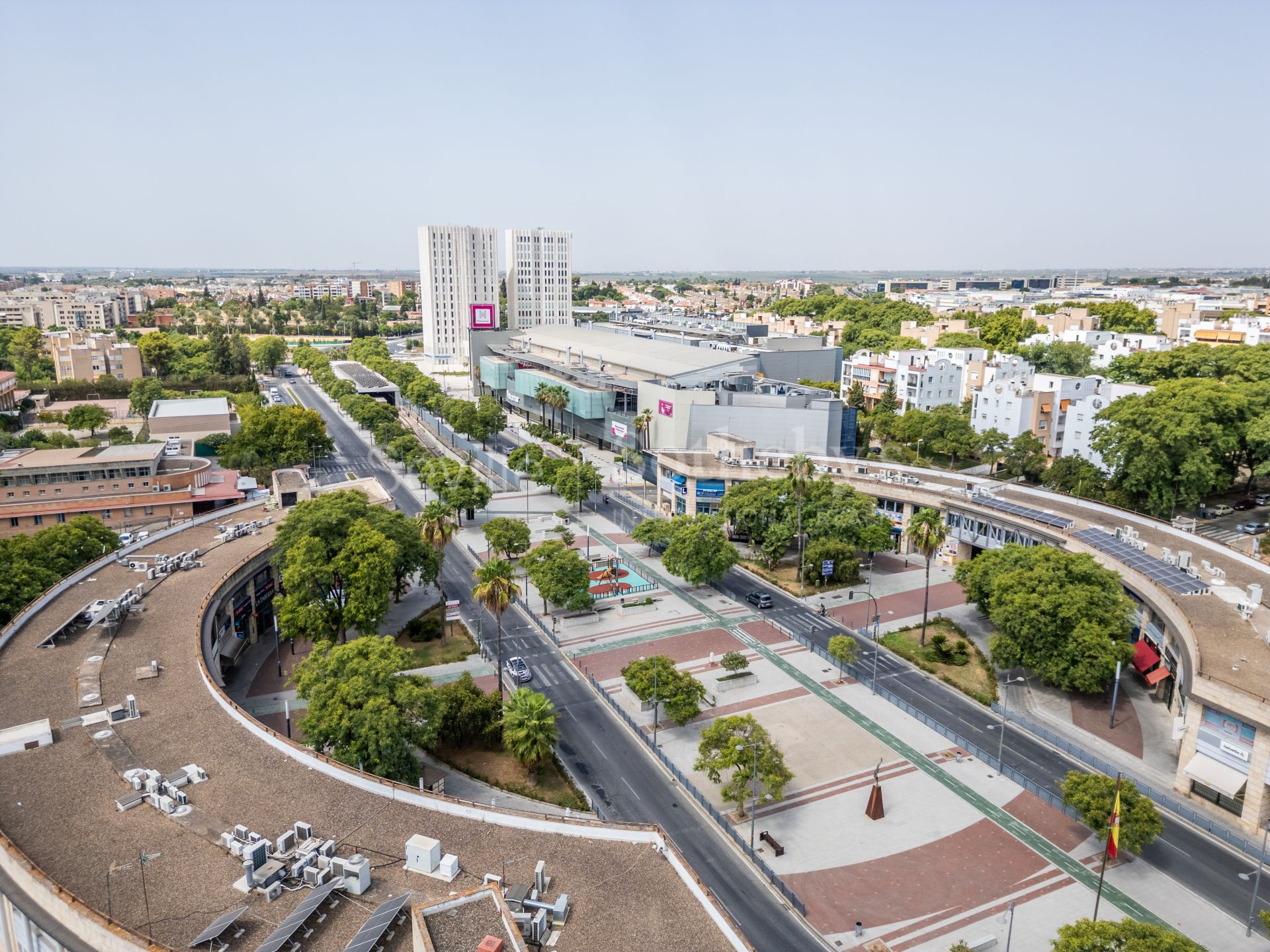 Local comercial de esquina con terraza privada en Ciudad Expo