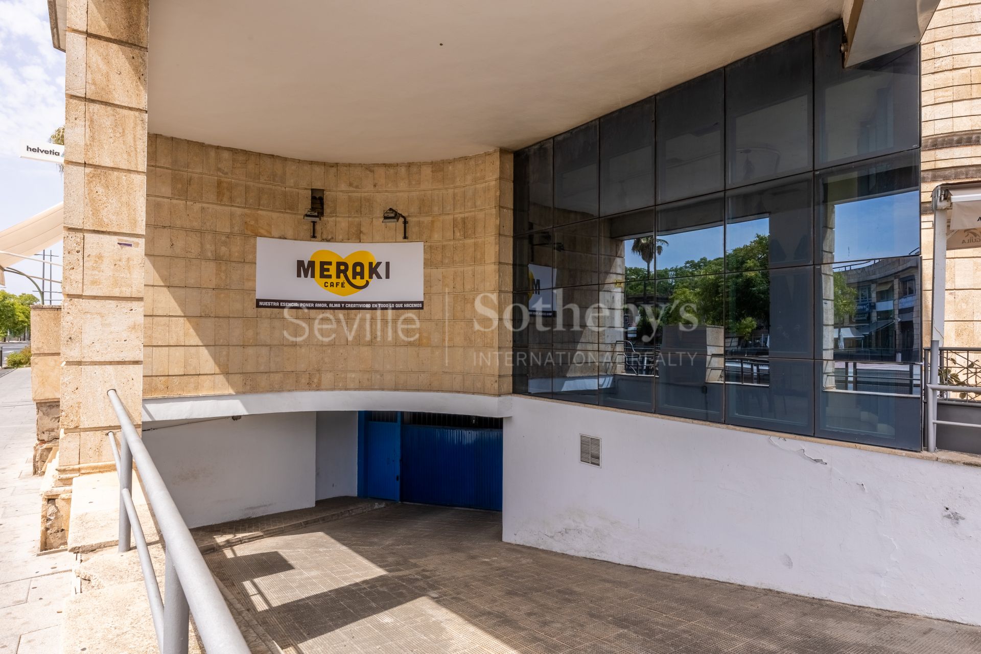 Local comercial de esquina con terraza privada en Ciudad Expo