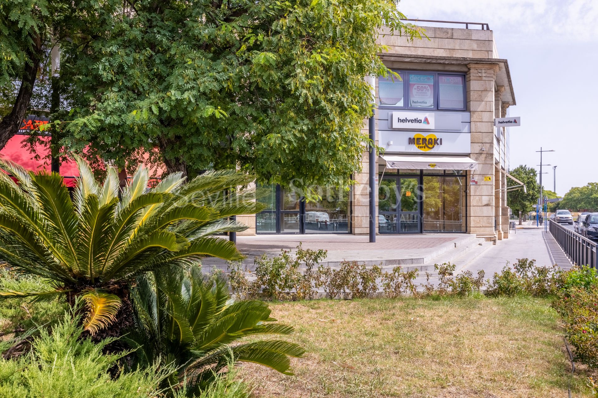 Local comercial de esquina con terraza privada en Ciudad Expo