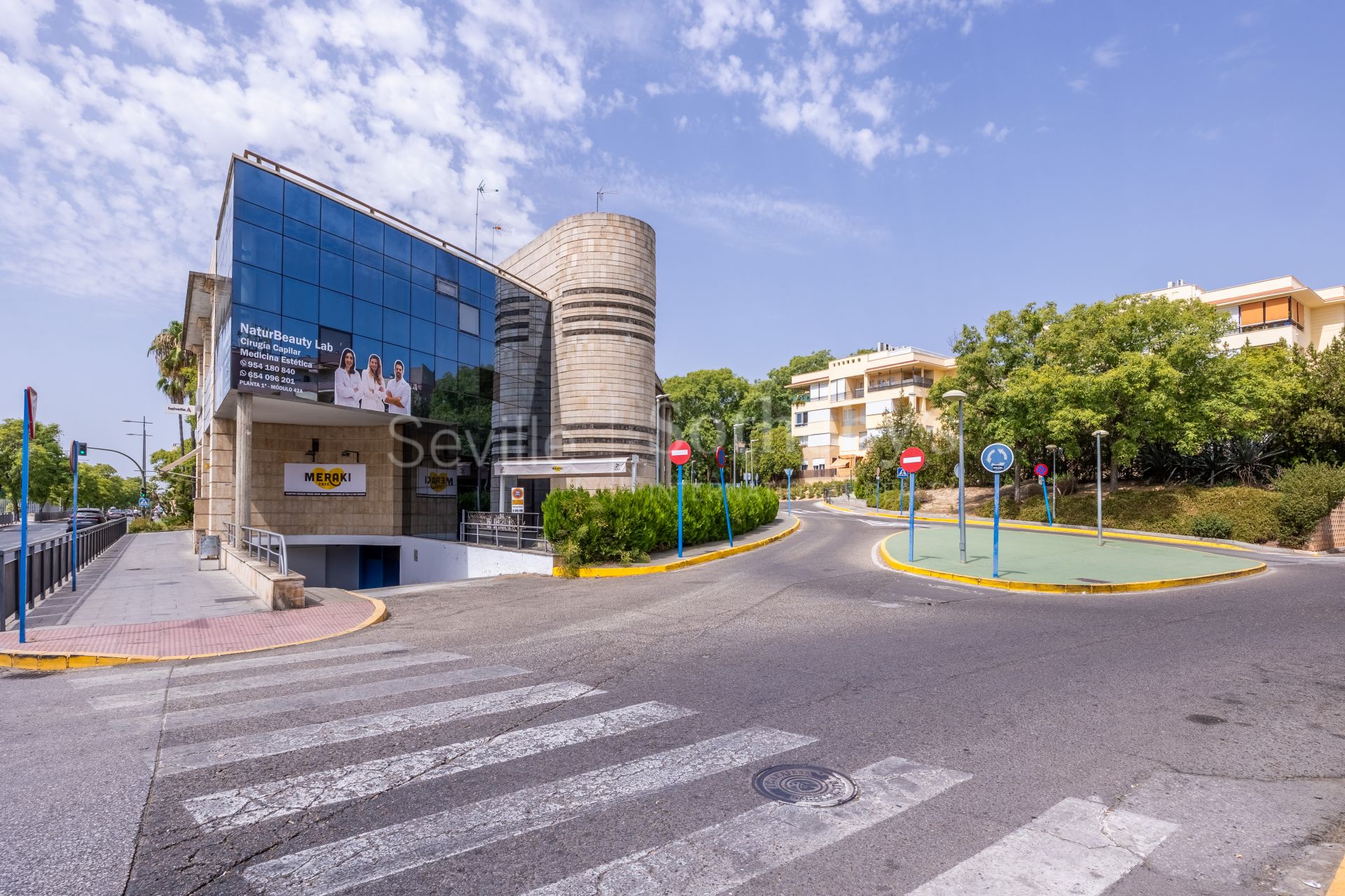 Local comercial de esquina con terraza privada en Ciudad Expo