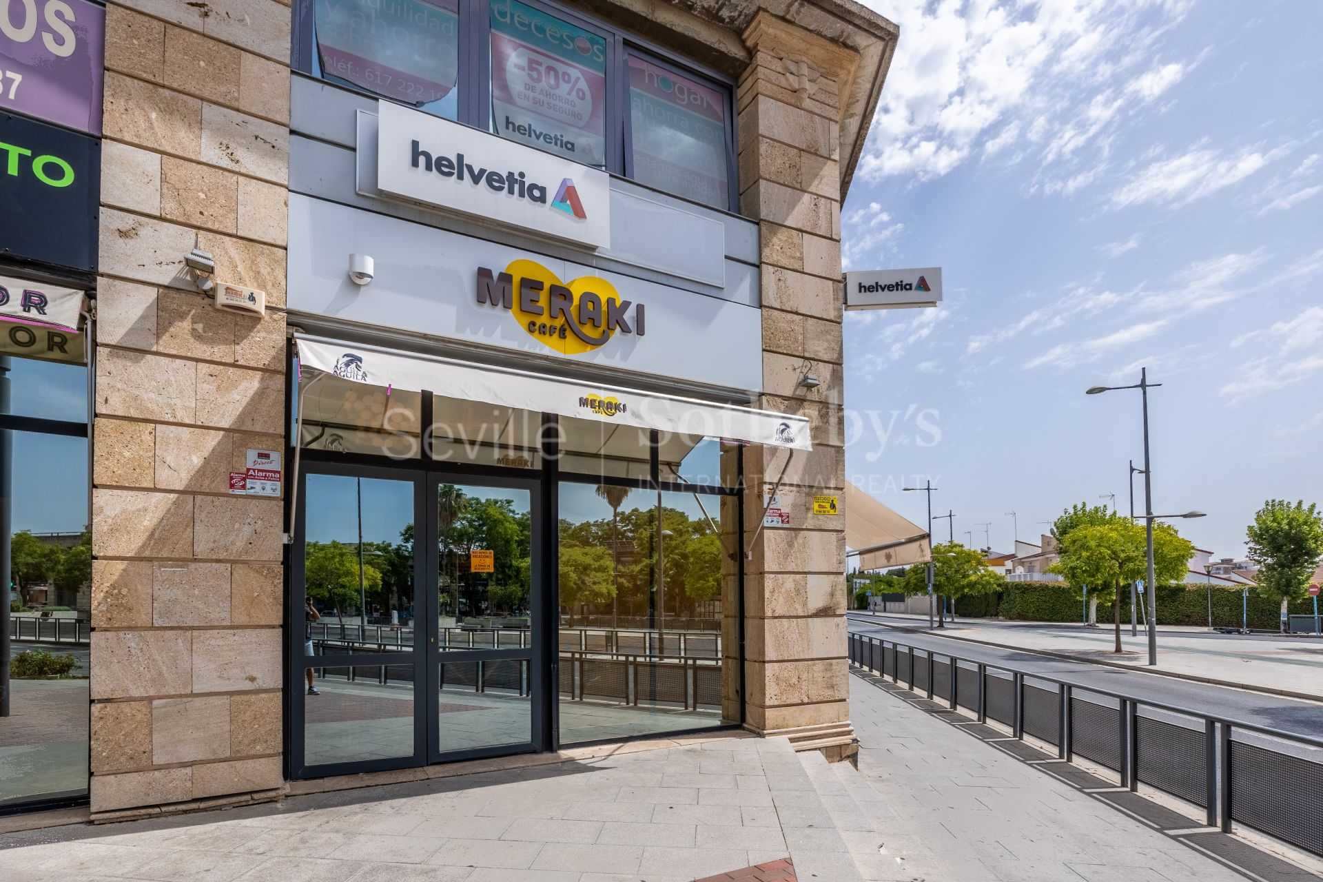 Local comercial de esquina con terraza privada en Ciudad Expo