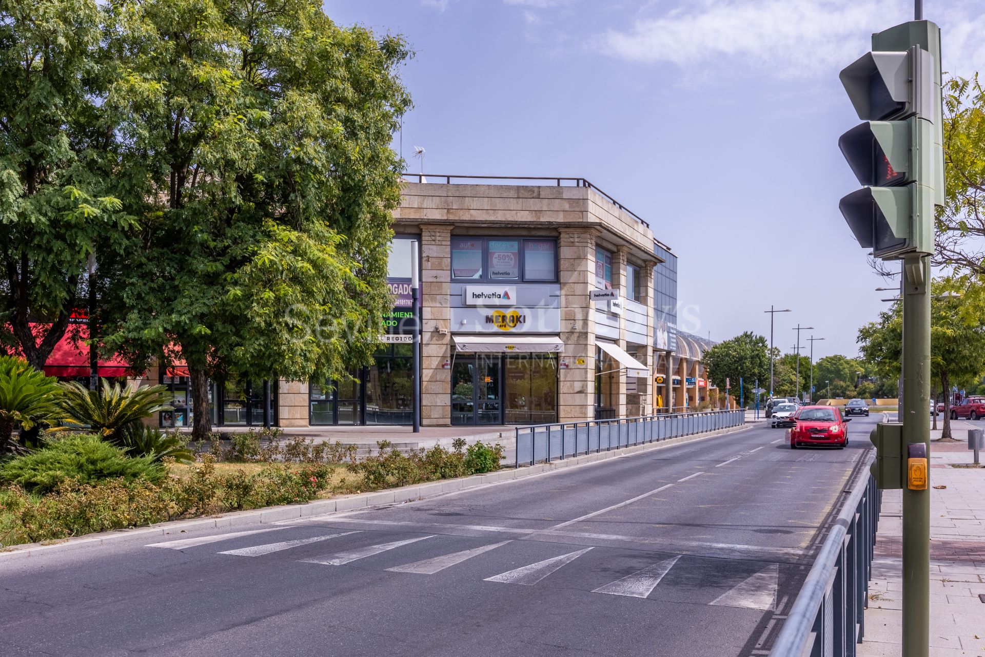 Local comercial de esquina con terraza privada en Ciudad Expo