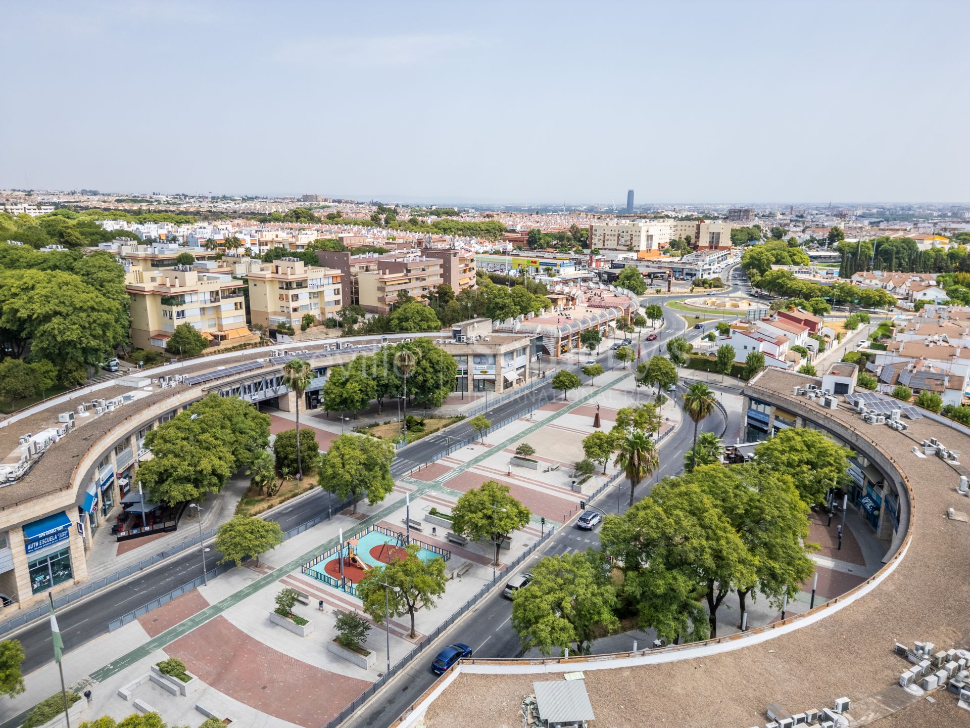 Local comercial de esquina con terraza privada en Ciudad Expo