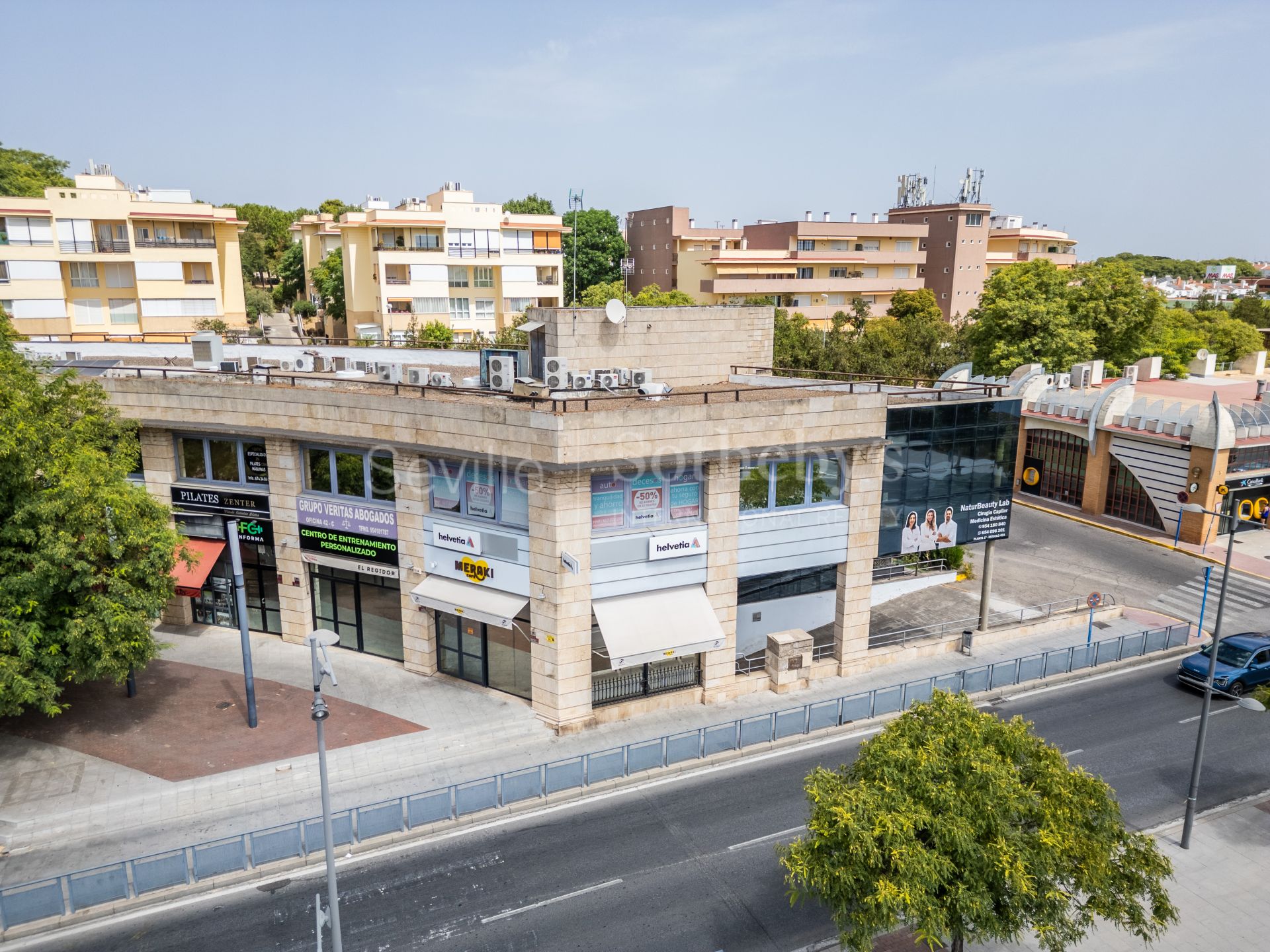 Local comercial de esquina con terraza privada en Ciudad Expo