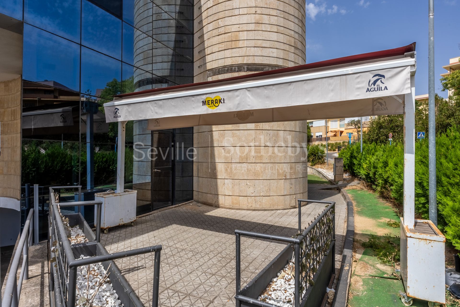 Local comercial de esquina con terraza privada en Ciudad Expo