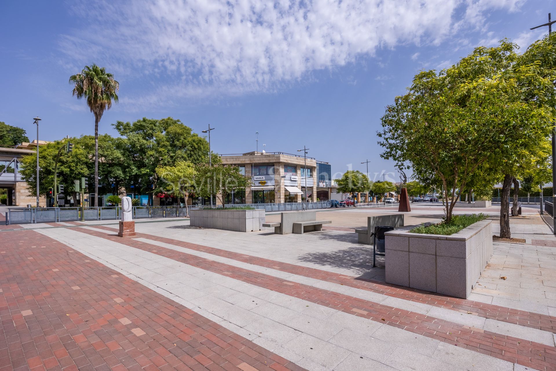 Local comercial de esquina con terraza privada en Ciudad Expo