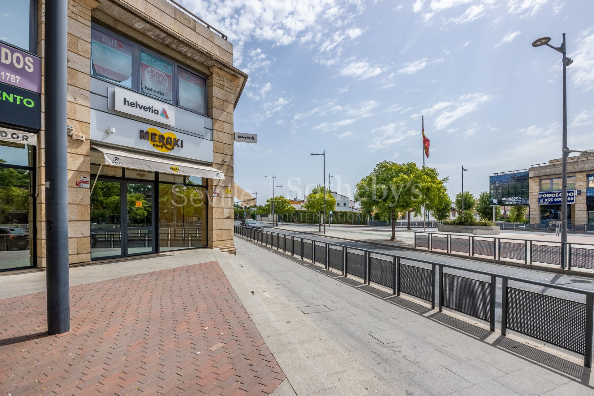 Local comercial de esquina con terraza privada en Ciudad Expo