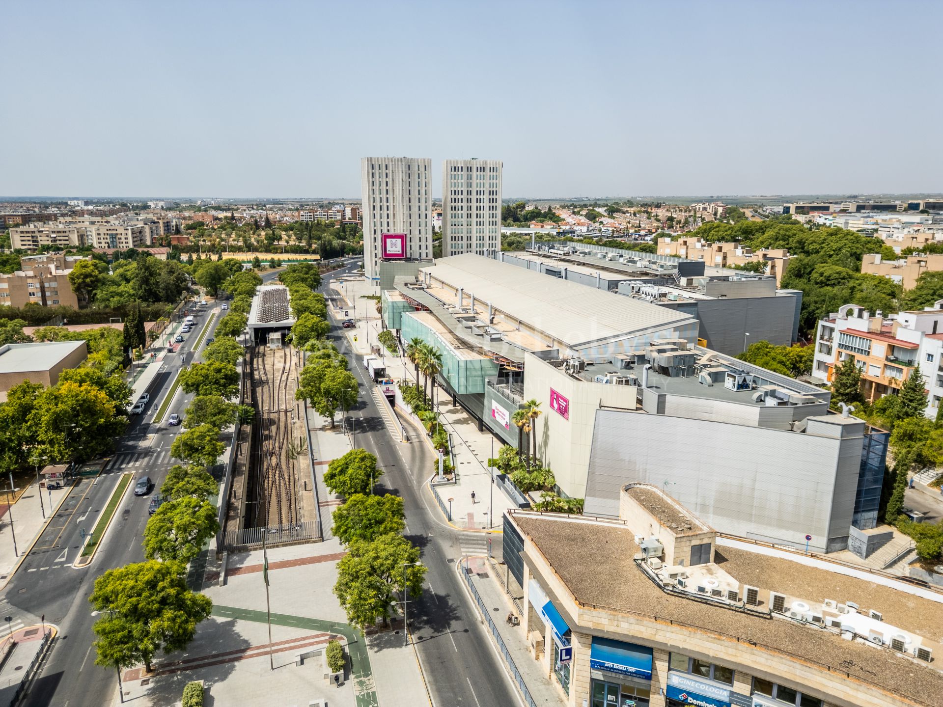 Local comercial de esquina con terraza privada en Ciudad Expo