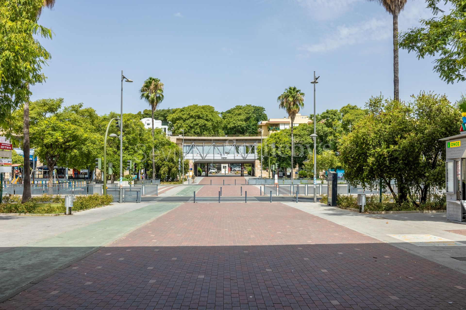 Local comercial de esquina con terraza privada en Ciudad Expo