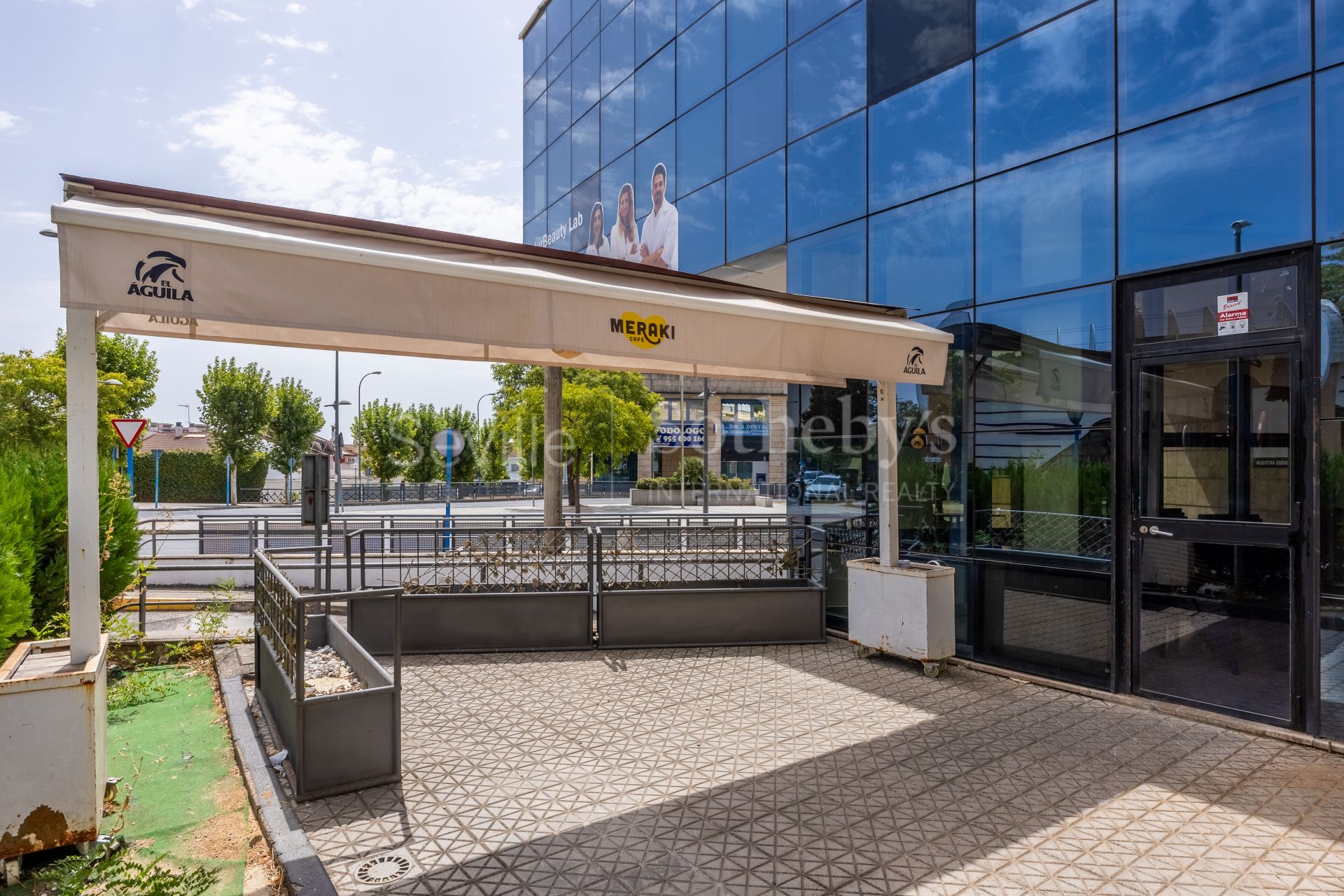 Local comercial de esquina con terraza privada en Ciudad Expo