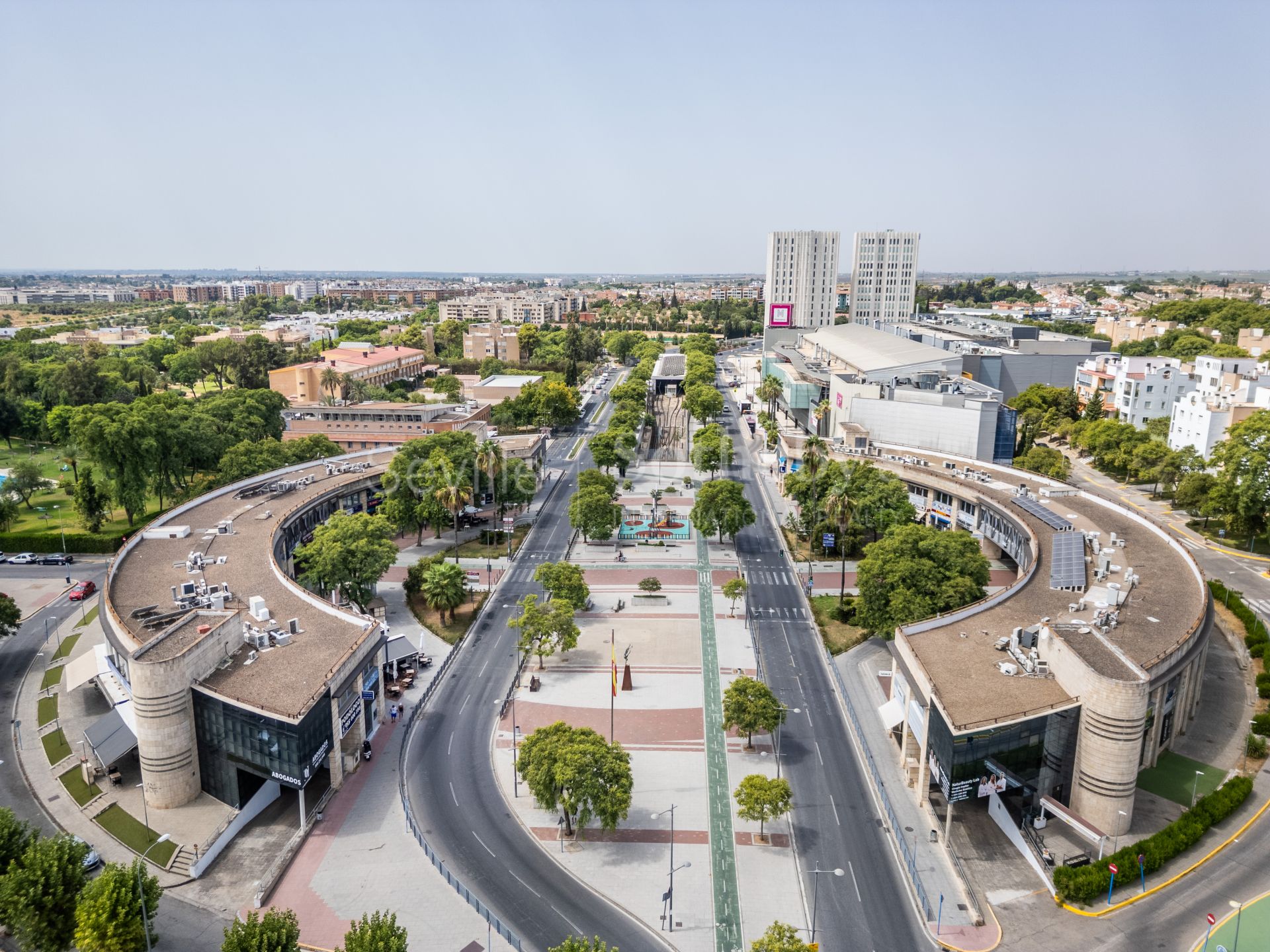 Local comercial de esquina con terraza privada en Ciudad Expo
