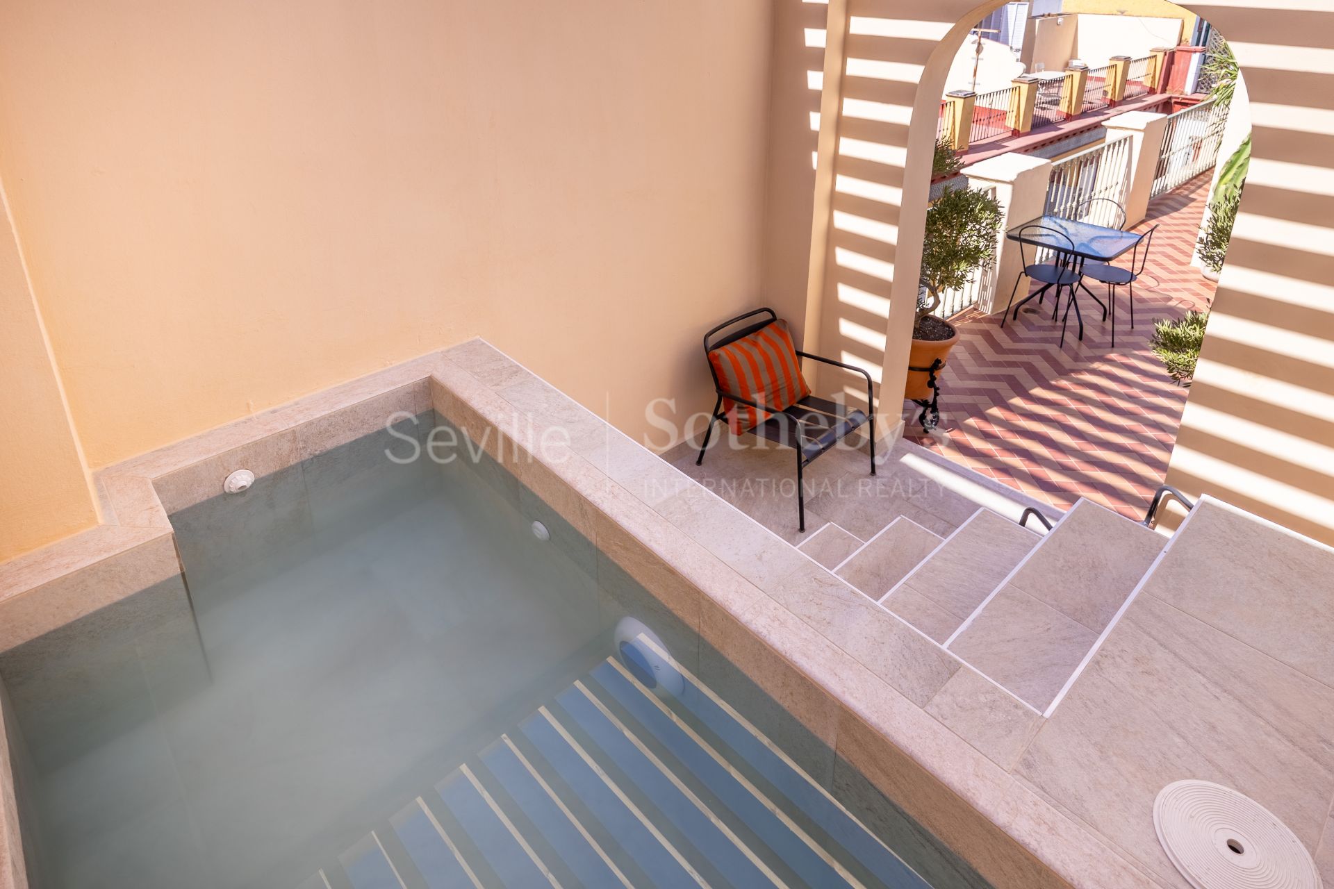 Vivienda singular con terraza y piscina con vistas al Palacio de los Marqueses de la Algaba