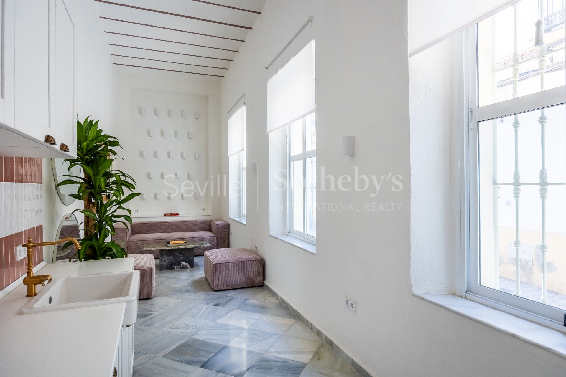 Vivienda singular con terraza y piscina con vistas al Palacio de los Marqueses de la Algaba