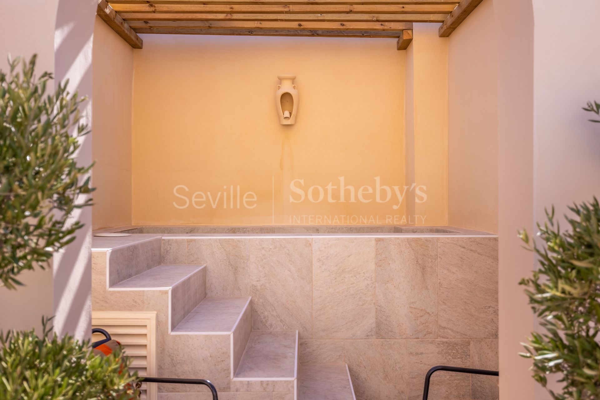 Vivienda singular con terraza y piscina con vistas al Palacio de los Marqueses de la Algaba