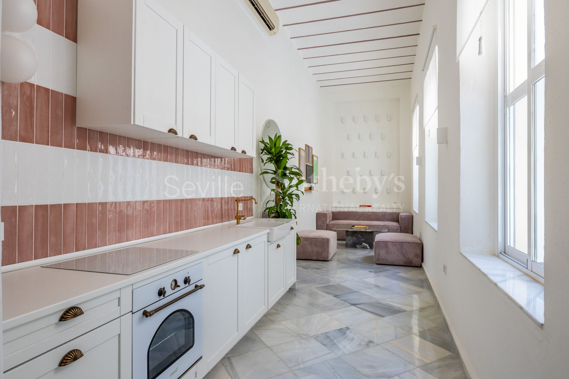 Vivienda singular con terraza y piscina con vistas al Palacio de los Marqueses de la Algaba