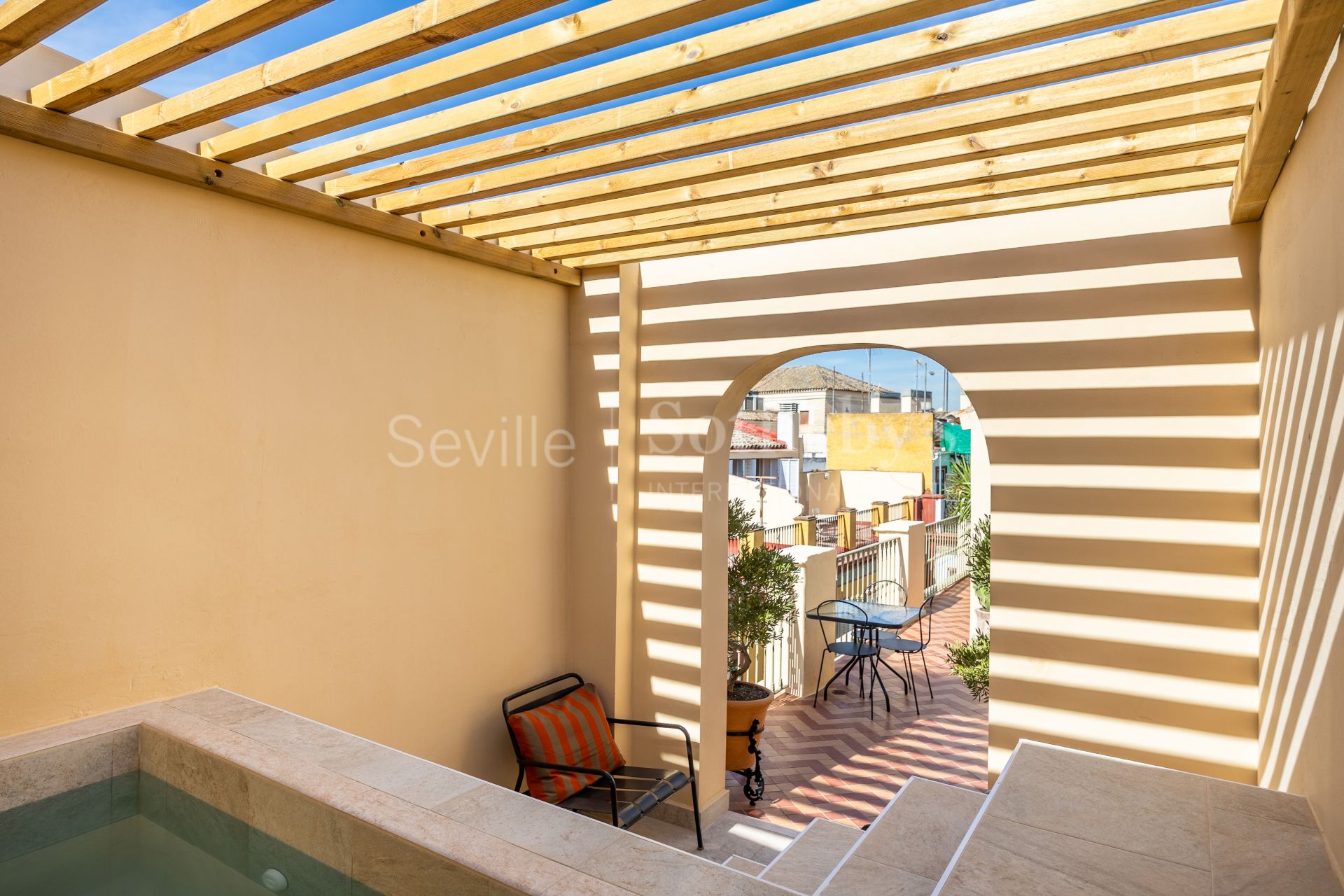 Vivienda singular con terraza y piscina con vistas al Palacio de los Marqueses de la Algaba